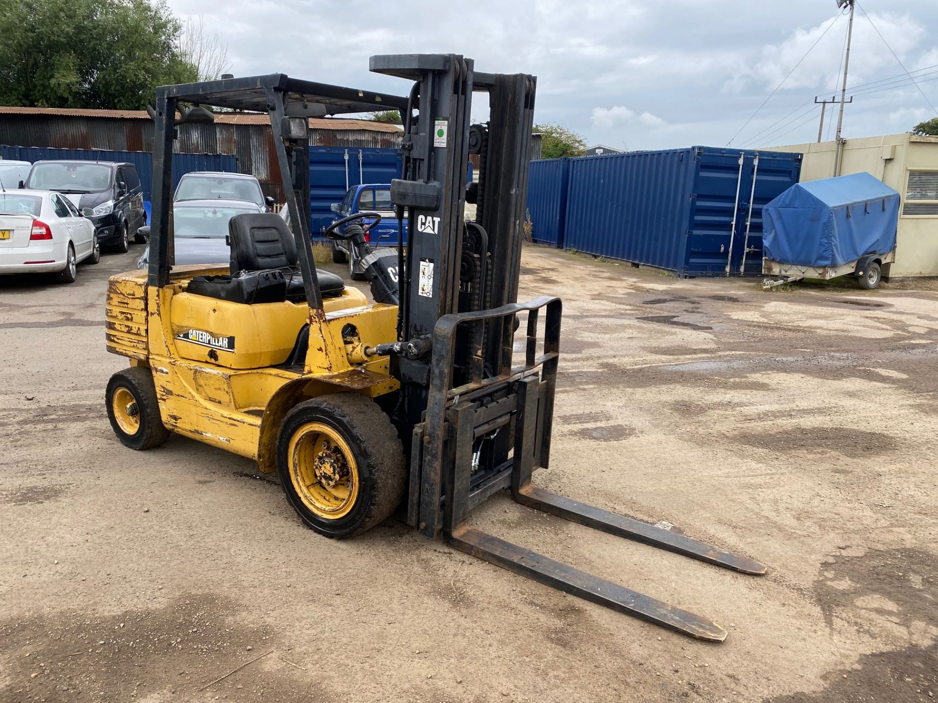 1999 CAT DP25 DIESEL FORKLIFT, CONTAINER MAST, SIDESHIFT, 3800 HOURS, STARTS AND RUNS WELL *PLUS VAT