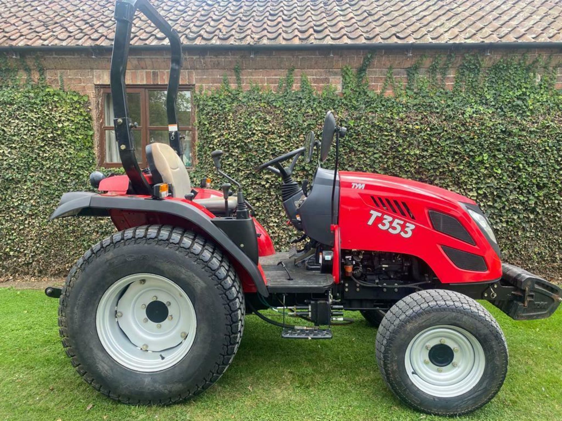 COMPACT TRACTOR TYM T353, ONLY 730 HOURS, POWER SHUTTLE, 4 WHEEL DRVE *PLUS VAT*