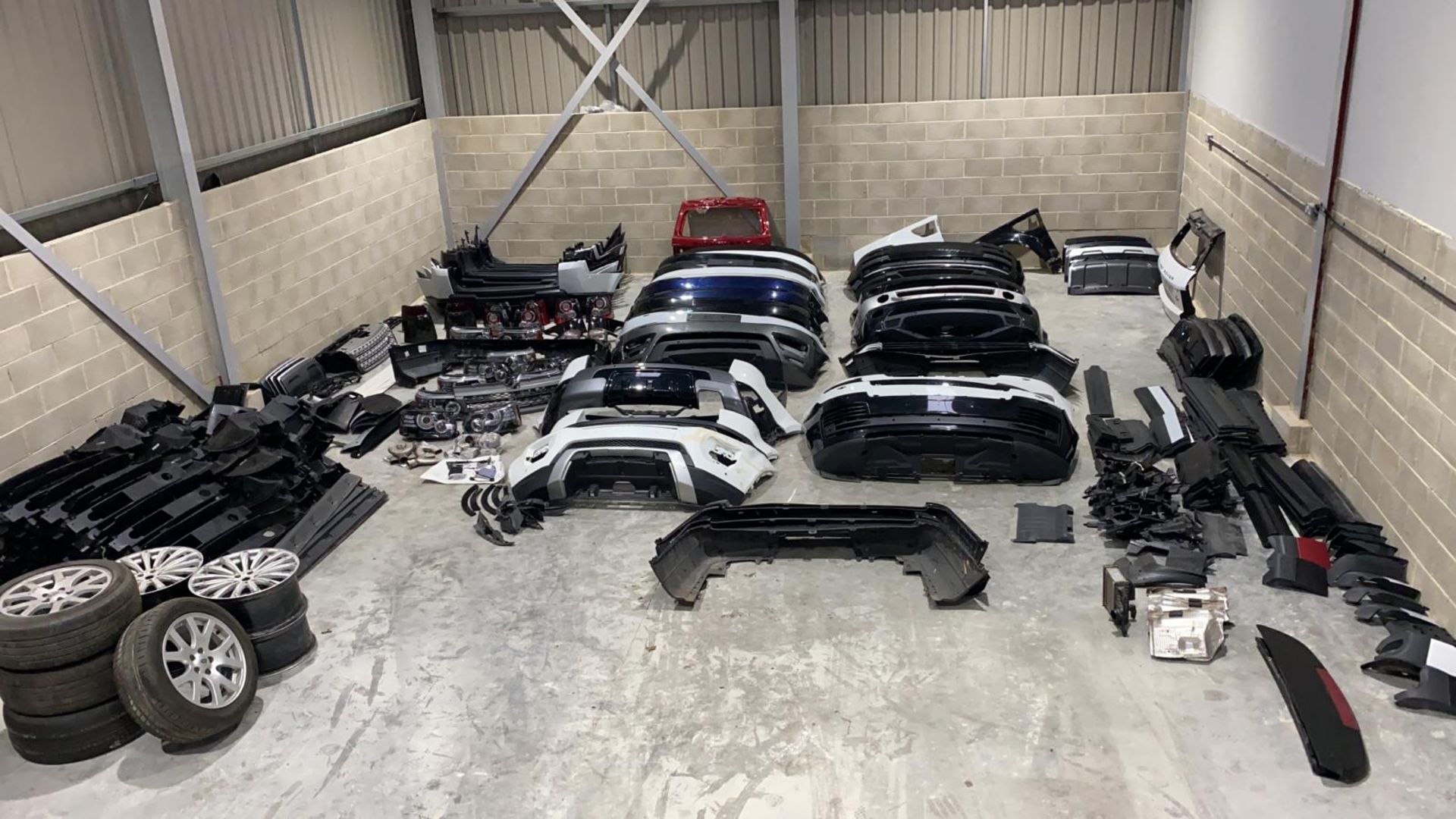 JOB LOT OF LATE MODEL LAND ROVER RANGE ROVER PARTS, SECONDHAND RRP OVER £44000 *PLUS VAT*