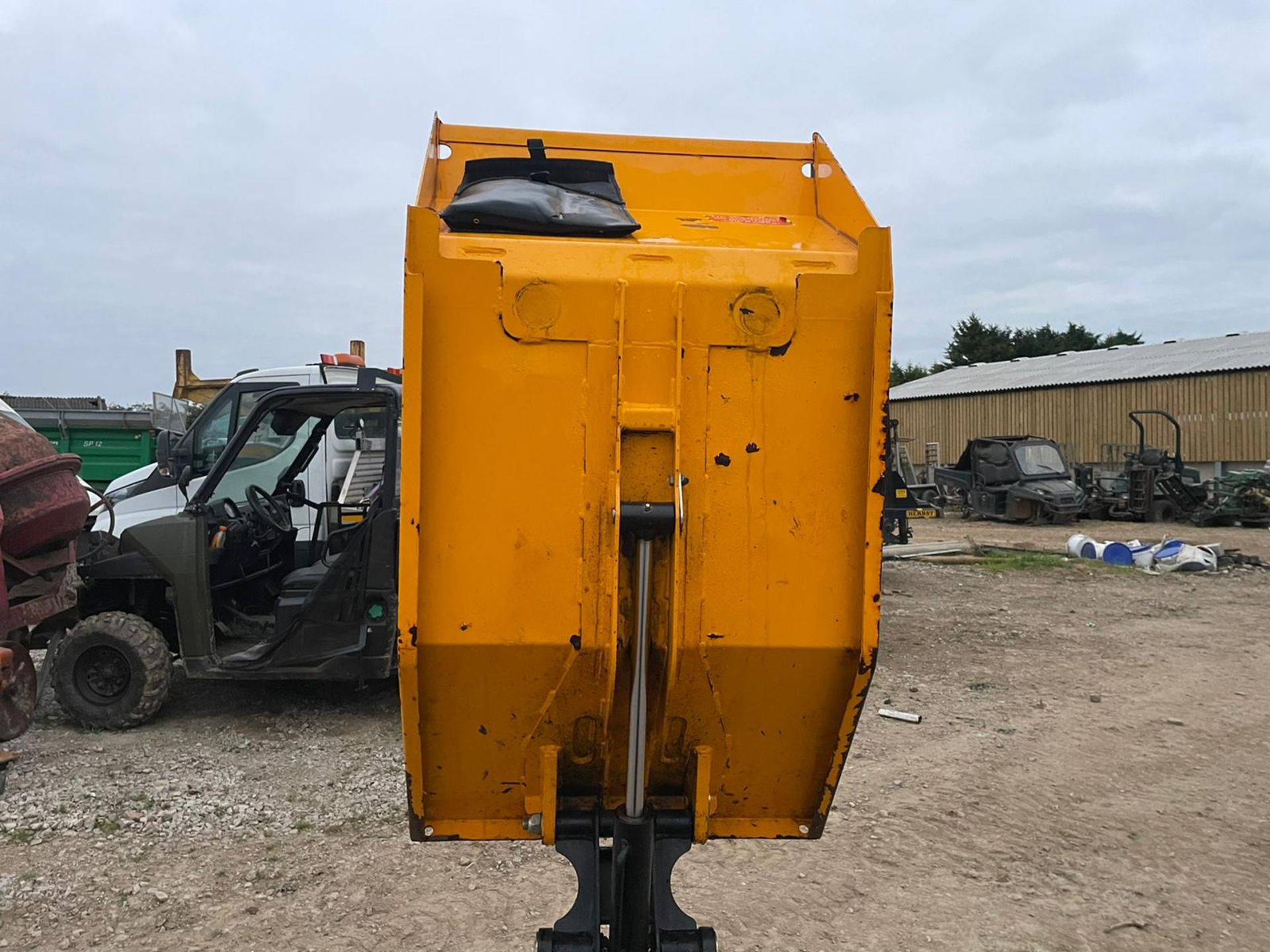 2019 JCB HTD-5 DIESEL TRACKED DUMPER, RUNS DRIVES AND DUMPS, 2 SPEED TRACKING, ELECTRIC START - Image 12 of 13