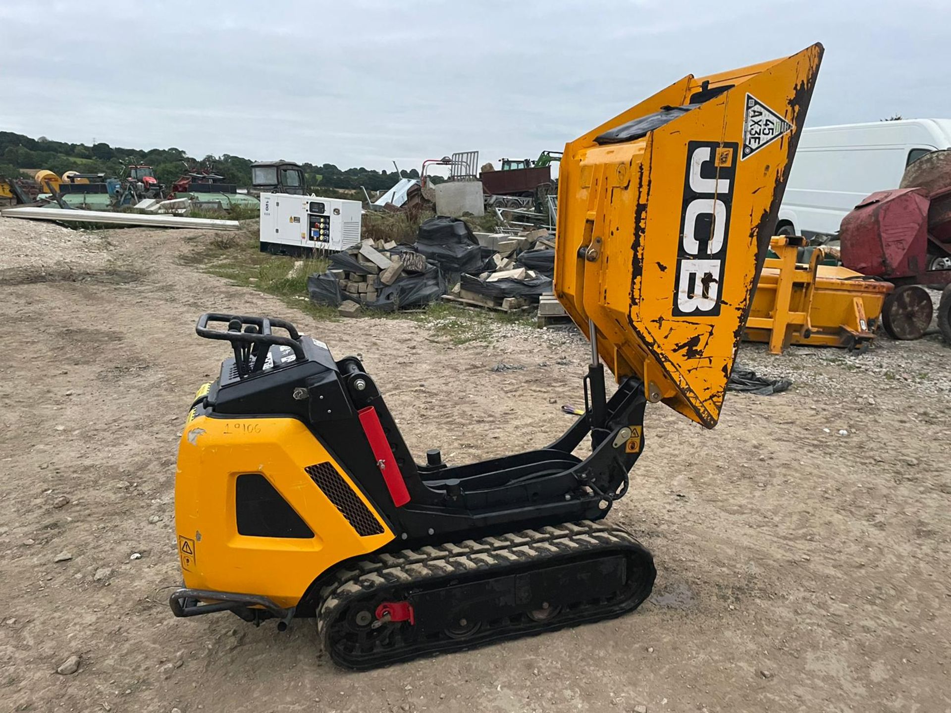 2019 JCB HTD-5 DIESEL TRACKED DUMPER, RUNS DRIVES AND DUMPS, 2 SPEED TRACKING, ELECTRIC START - Image 4 of 13