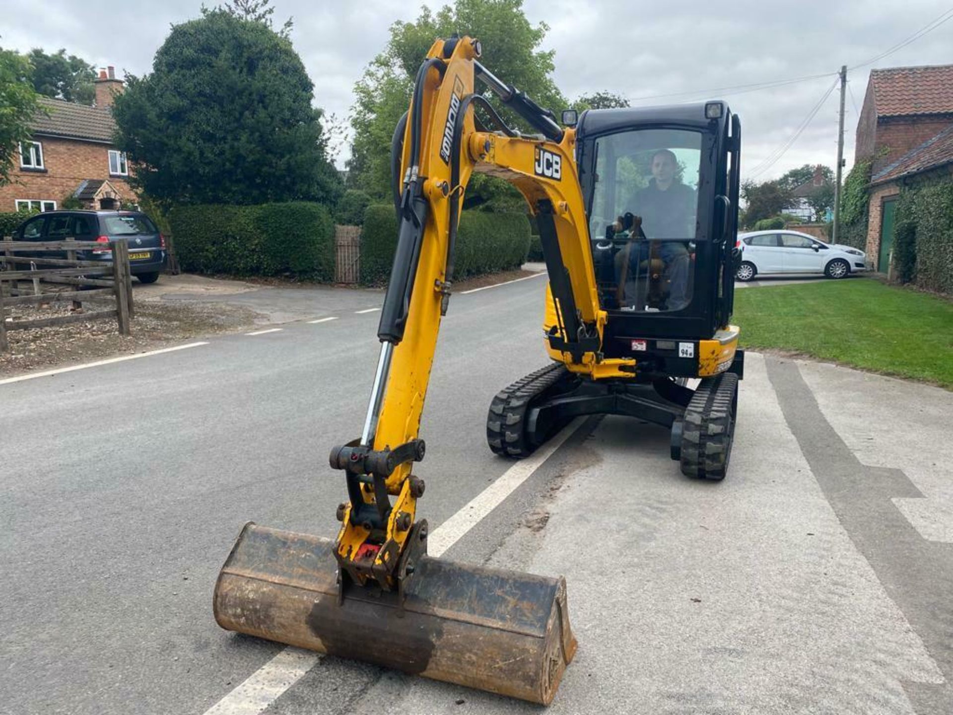 JCB MINI DIGGER 8026, YEAR 2014, FULL CAB, DITCHING BUCKET & QUICK HITCH *PLUS VAT* - Image 2 of 12