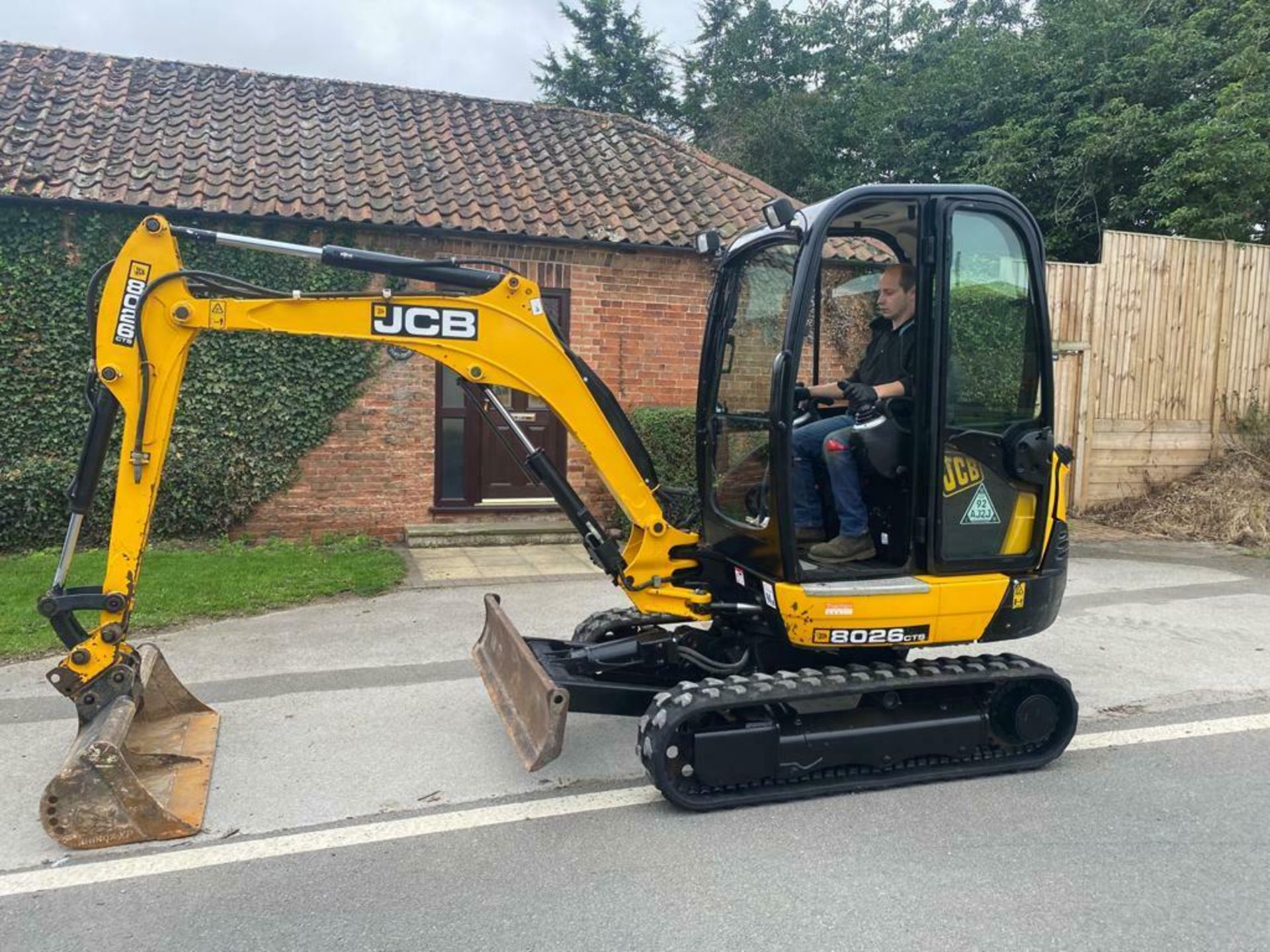 JCB MINI DIGGER 8026, YEAR 2014, FULL CAB, DITCHING BUCKET & QUICK HITCH *PLUS VAT* - Image 3 of 12