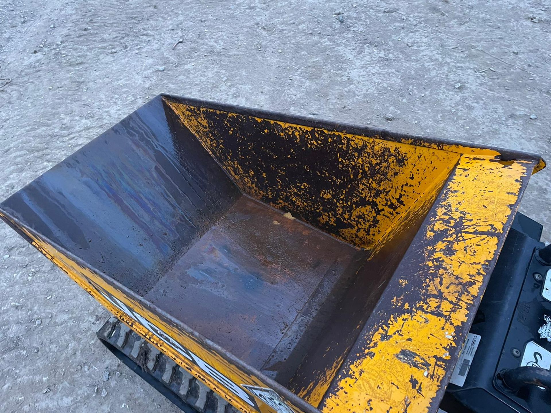 2019 JCB HTD-5 DIESEL TRACKED DUMPER, RUNS DRIVES AND DUMPS, 2 SPEED TRACKING, ELECTRIC START - Image 11 of 13