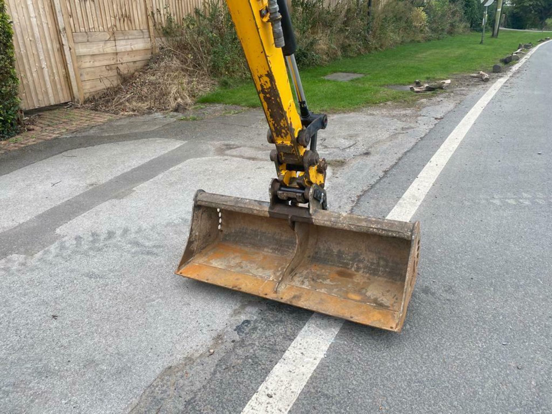 JCB MINI DIGGER 8026, YEAR 2014, FULL CAB, DITCHING BUCKET & QUICK HITCH *PLUS VAT* - Image 5 of 12