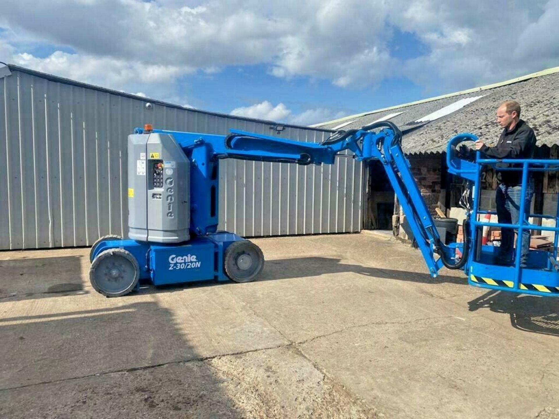 GENIE Z-30/20 ARTICULATED BOOM LIFT, YEAR 2015, WORKING HEIGHT 11.14M *PLUS VAT* - Image 2 of 10