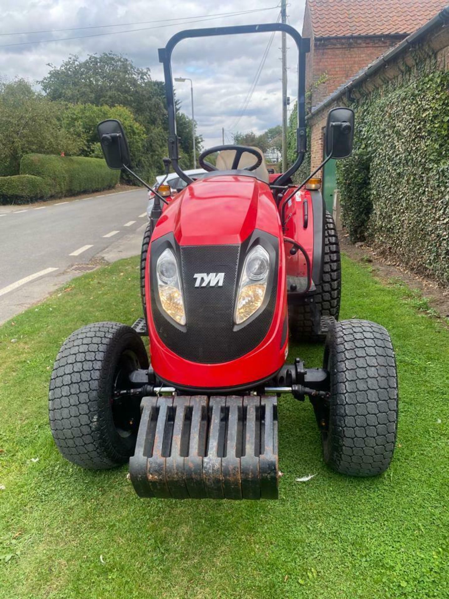 COMPACT TRACTOR TYM T353, ONLY 730 HOURS, POWER SHUTTLE, 4 WHEEL DRVE *PLUS VAT* - Image 3 of 12