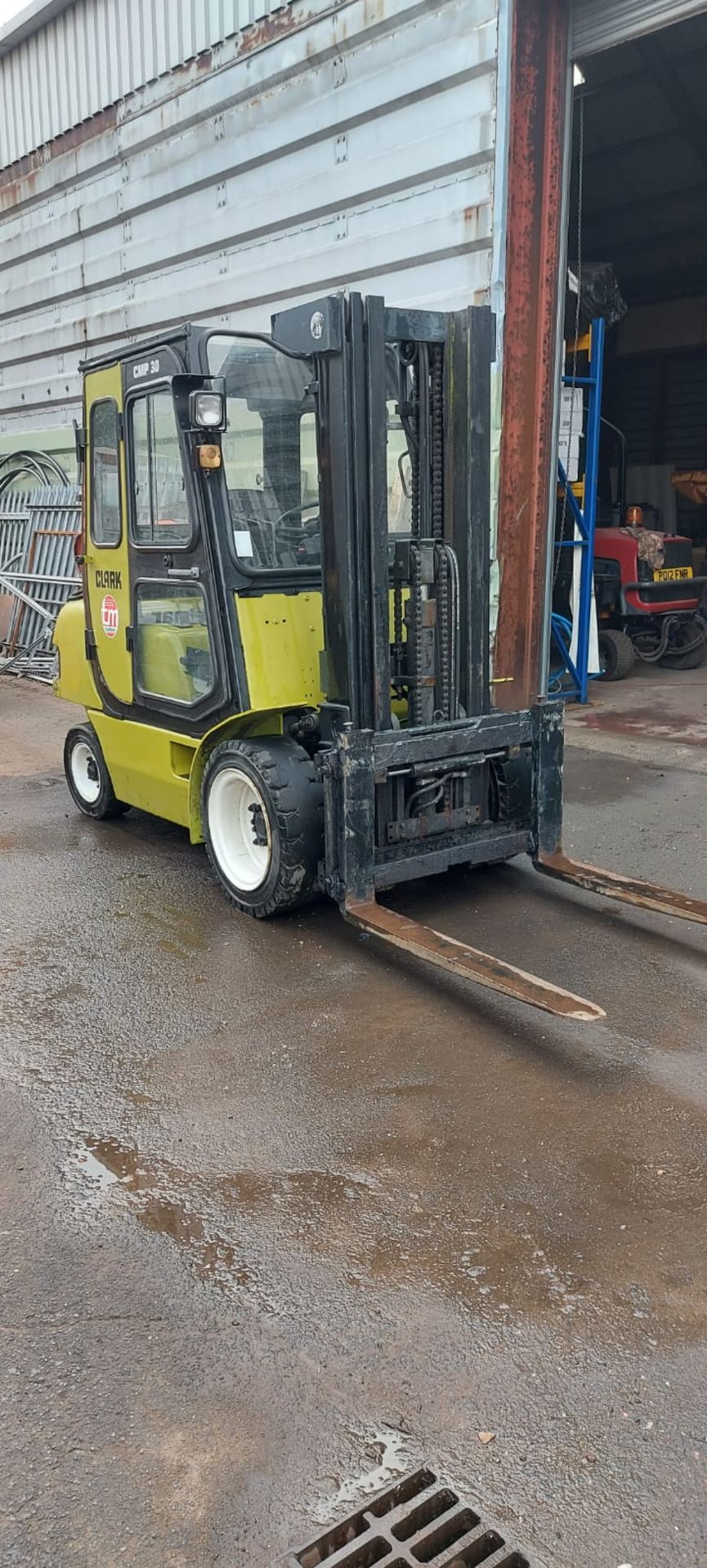 3 TON CLARK CMP30 FORKLIFT, 7031 HOURS, GAS BOTTLE NOT INCLUDED *PLUS VAT* - Image 4 of 9