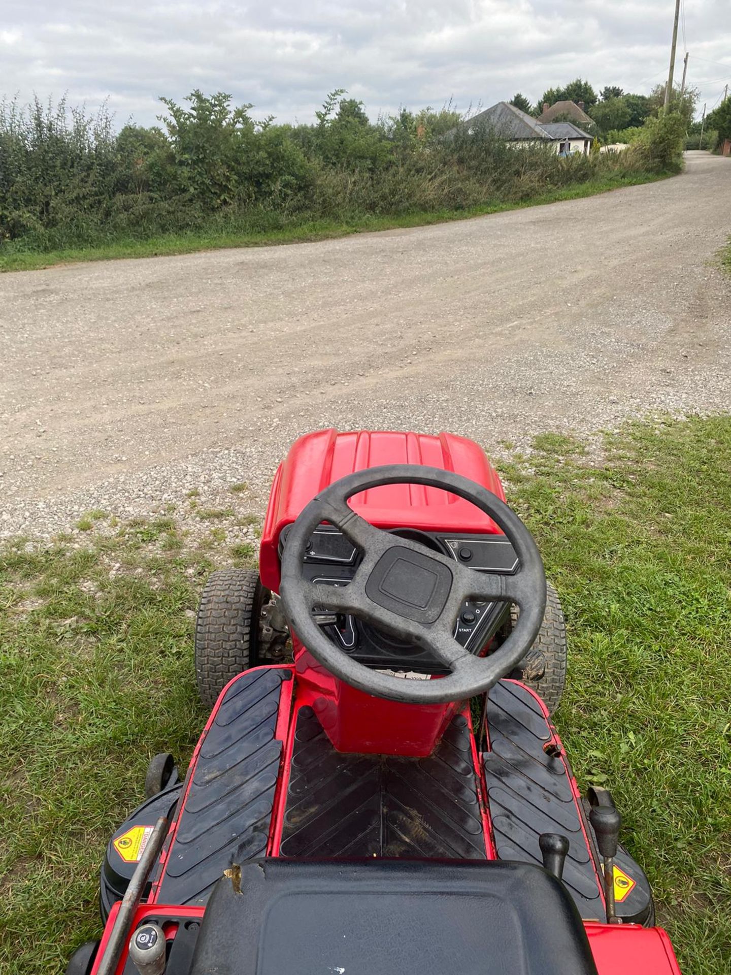 COUNTAX C600H 4 WHEEL DRIVE RIDE ON LAWN MOWER, RUNS DRIVES CUTS AND COLLECTS *NO VAT* - Image 11 of 11