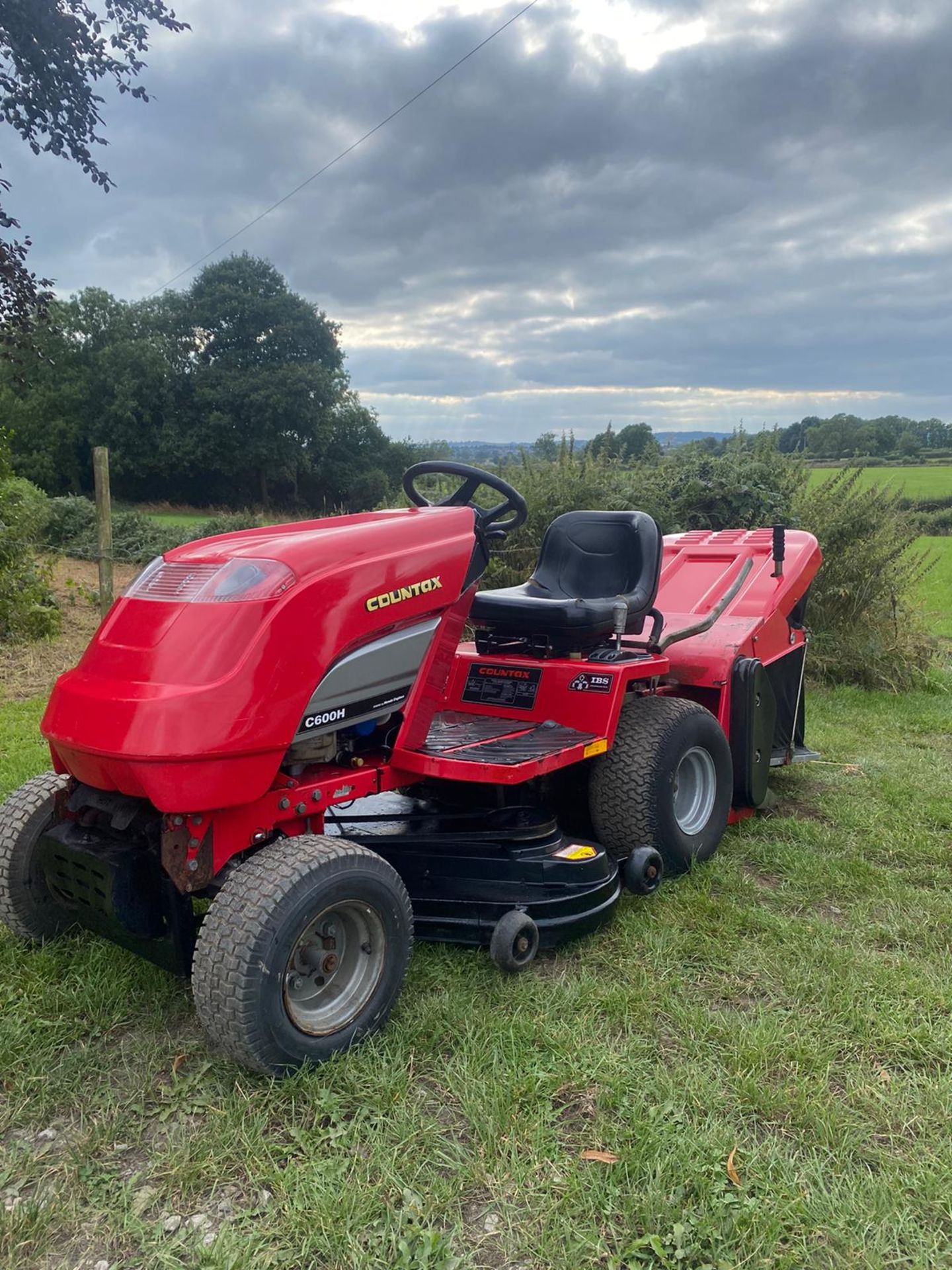 COUNTAX C600H 4 WHEEL DRIVE RIDE ON LAWN MOWER, RUNS DRIVES CUTS AND COLLECTS *NO VAT* - Image 3 of 11