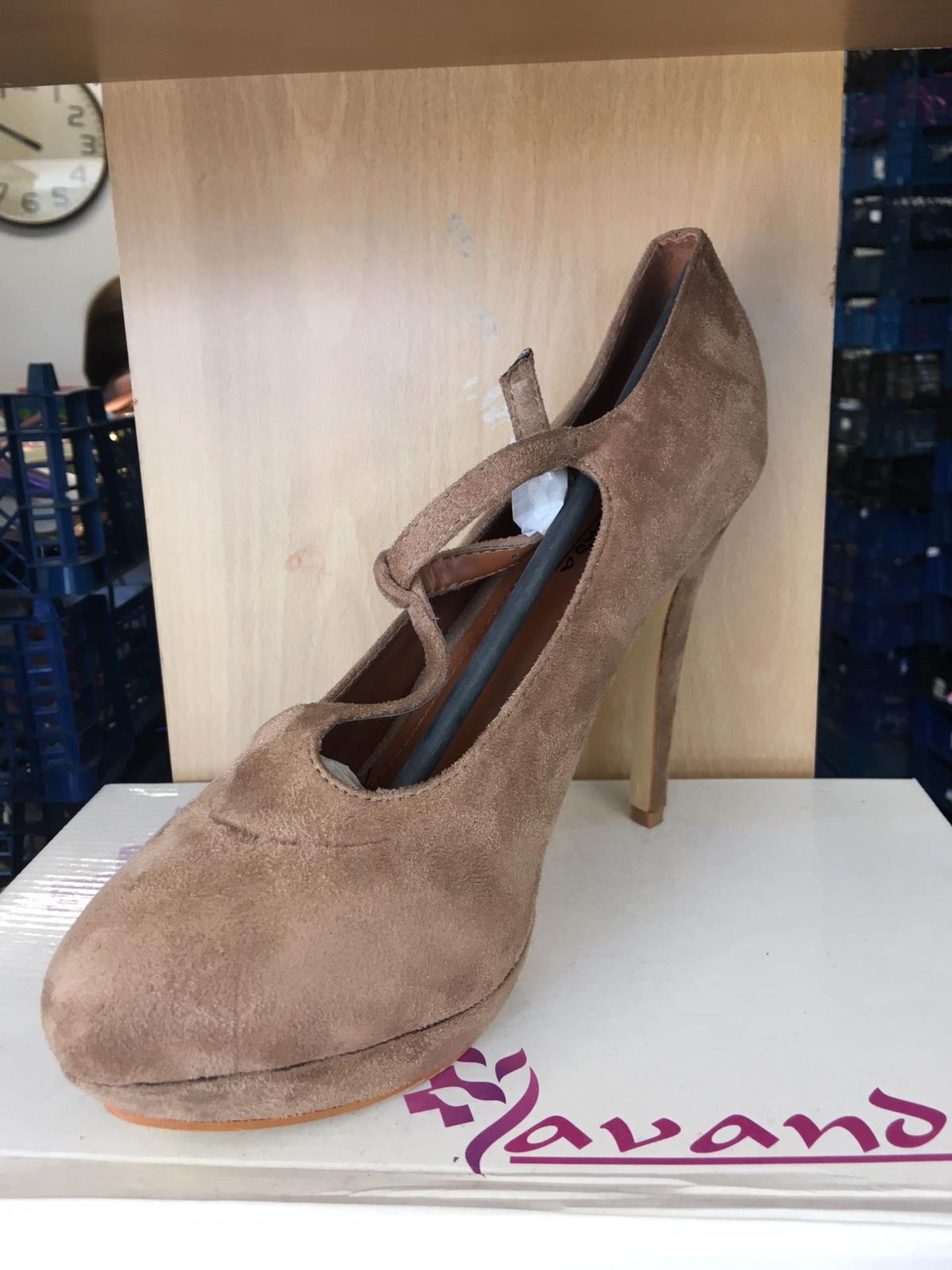 JOB LOT OF NEW SHOES DUE TO LIQUIDATION, APPROX 3000 *NO VAT* - Image 11 of 19