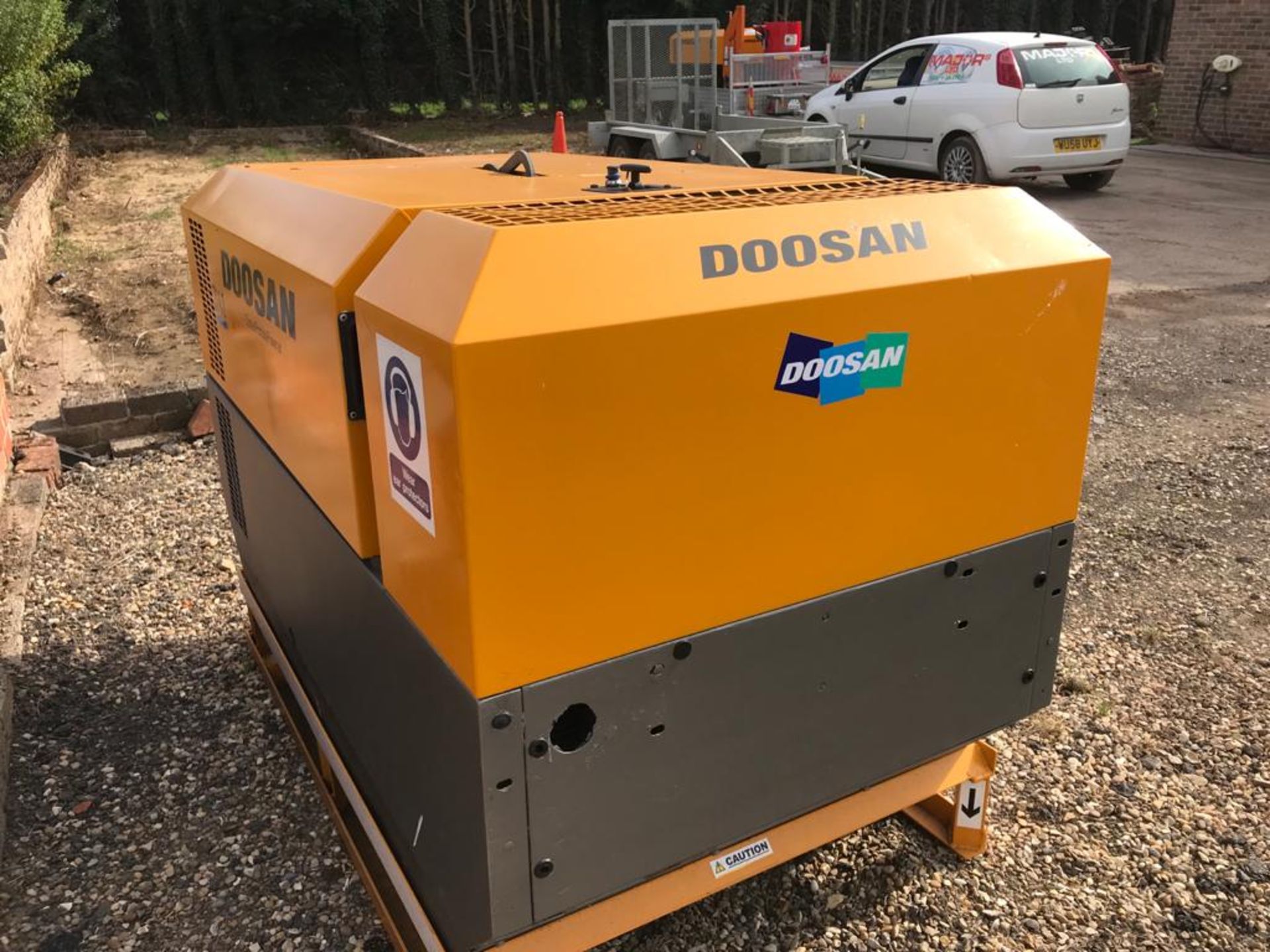 DOOSAN UTILITY AIR, SHOWING 1200hrs, VGC 7/41 SKID MOUNTED *NO VAT* - Image 2 of 4