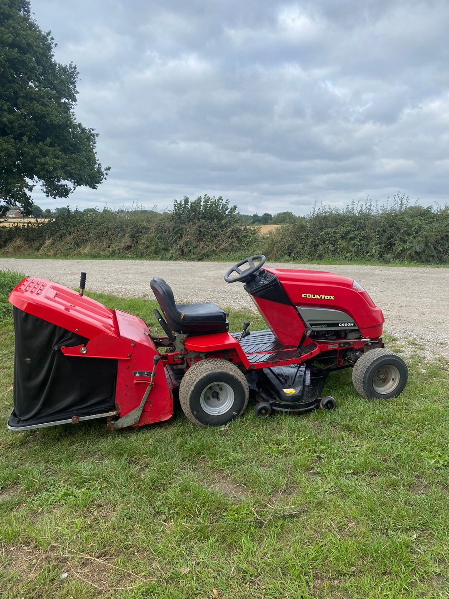 COUNTAX C600H 4 WHEEL DRIVE RIDE ON LAWN MOWER, RUNS DRIVES CUTS AND COLLECTS *NO VAT* - Image 7 of 11