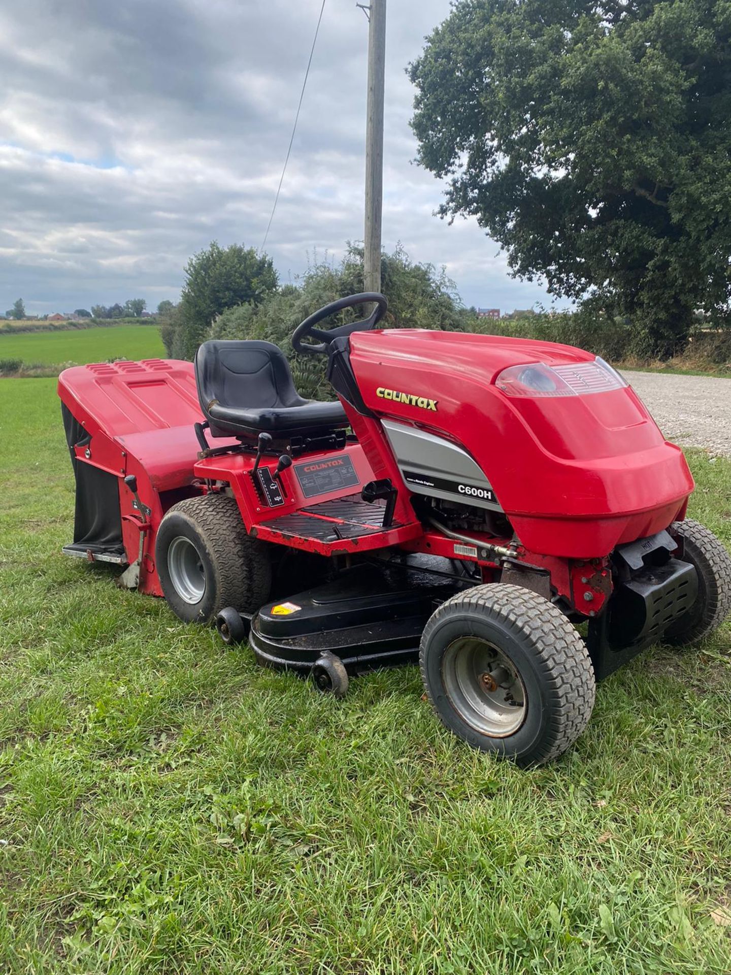 COUNTAX C600H 4 WHEEL DRIVE RIDE ON LAWN MOWER, RUNS DRIVES CUTS AND COLLECTS *NO VAT*