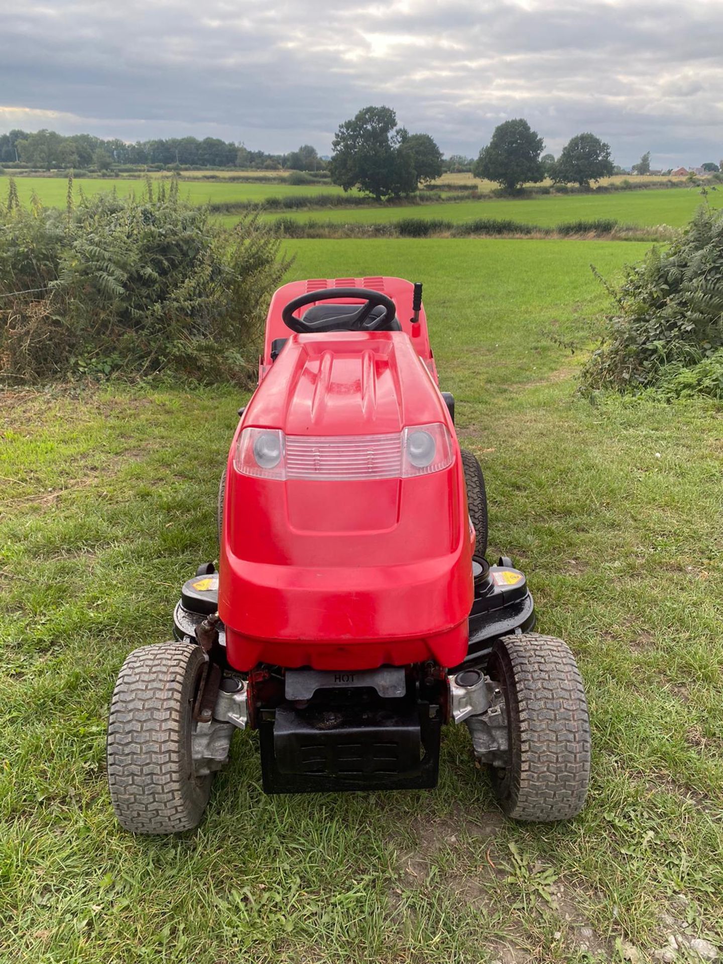 COUNTAX C600H 4 WHEEL DRIVE RIDE ON LAWN MOWER, RUNS DRIVES CUTS AND COLLECTS *NO VAT* - Image 2 of 11