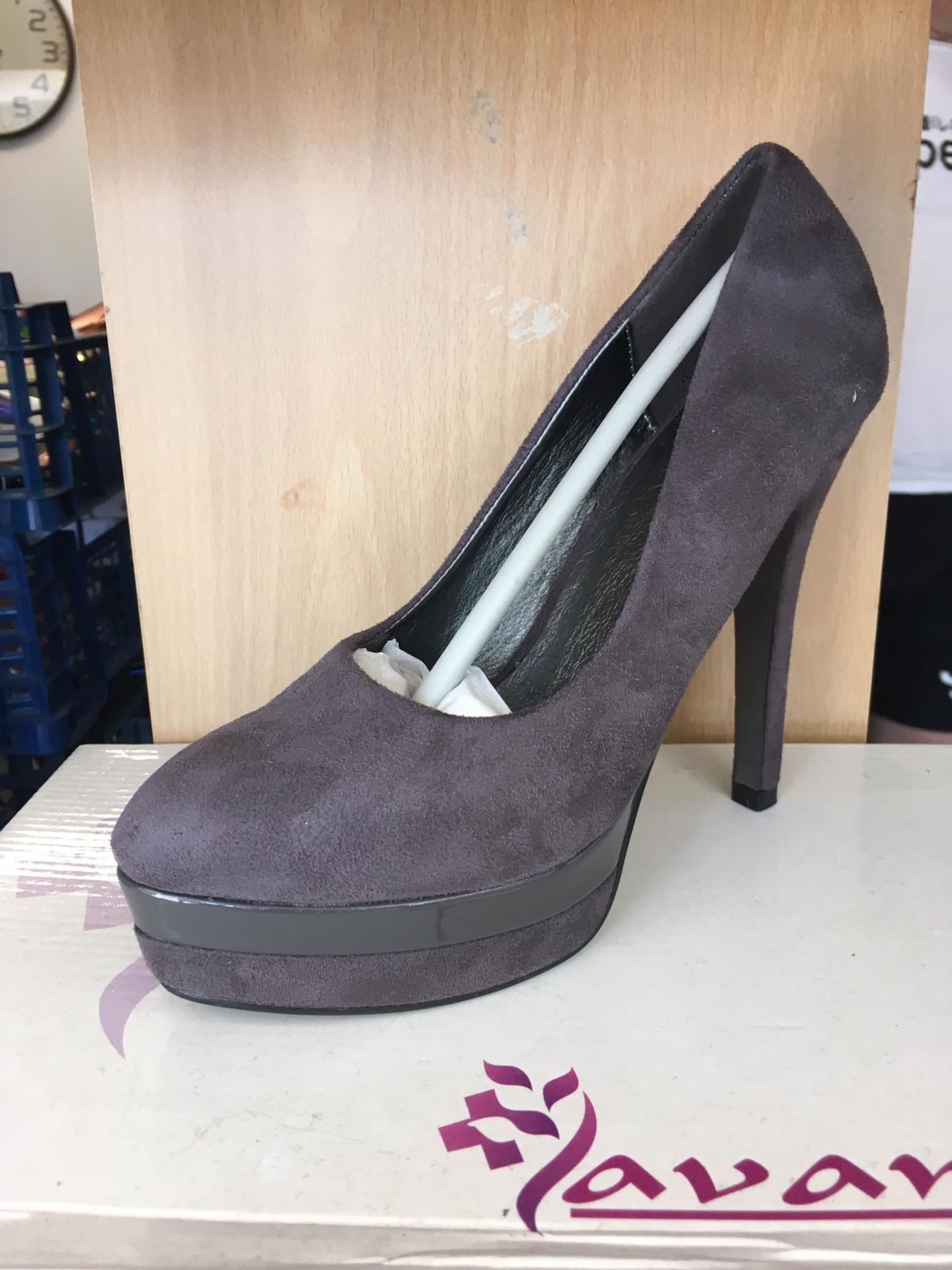 JOB LOT OF NEW SHOES DUE TO LIQUIDATION, APPROX 3000 *NO VAT* - Image 18 of 19