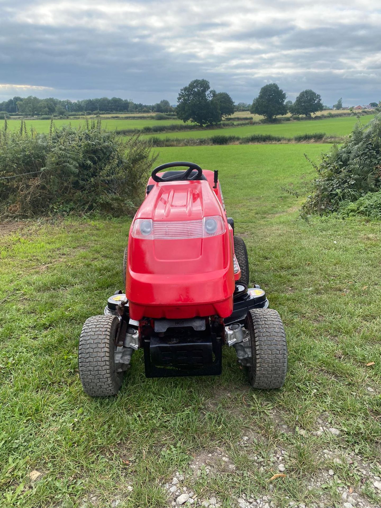 COUNTAX C600H 4 WHEEL DRIVE RIDE ON LAWN MOWER, RUNS DRIVES CUTS AND COLLECTS *NO VAT* - Image 8 of 11
