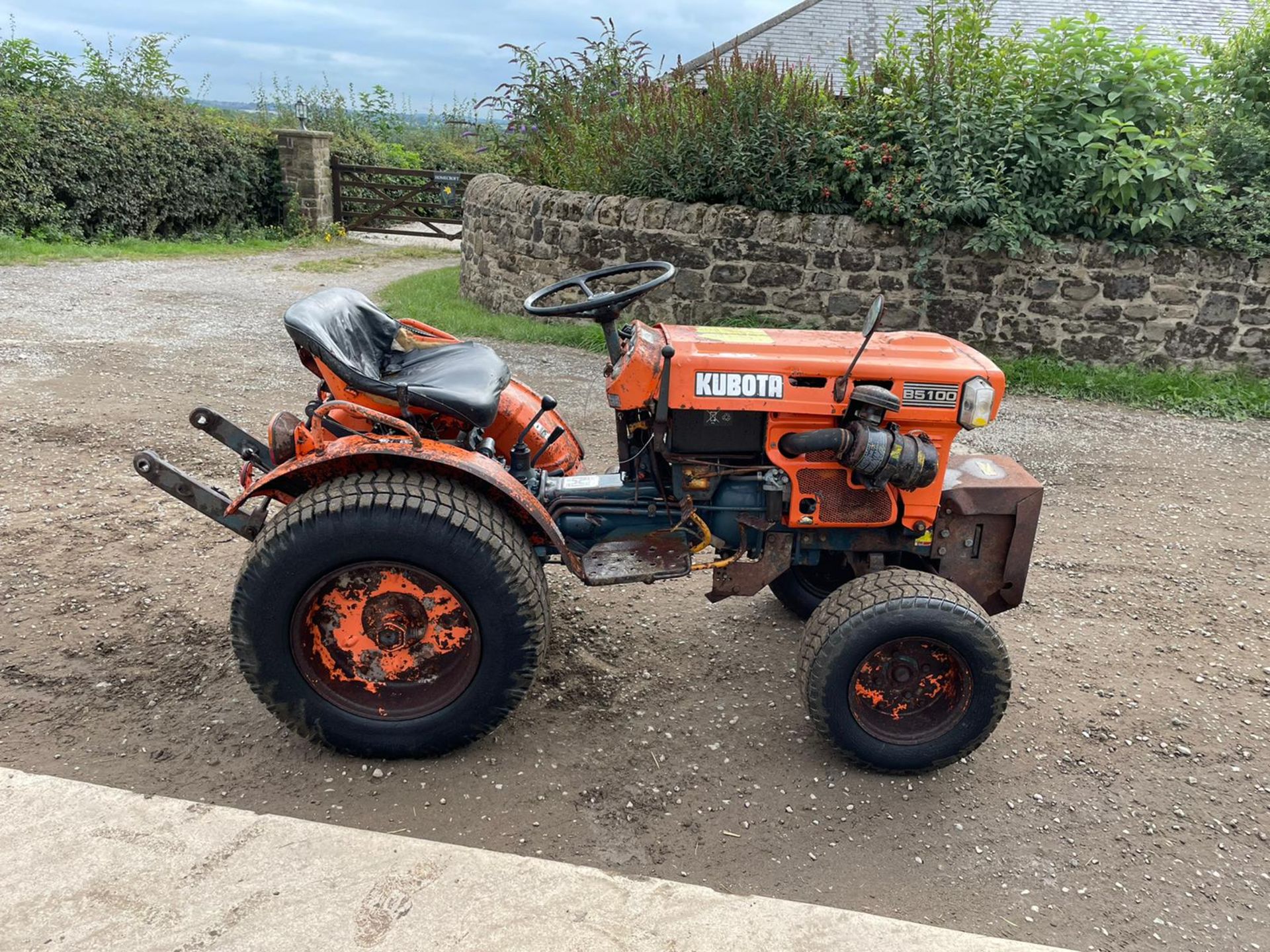 KUBOTA B5100 COMPACT TRACTOR WITH UNDERSLUNG DECK, RUNS DRIVES AND WORKS, GRASS TYRES *PLUS VAT* - Image 8 of 18