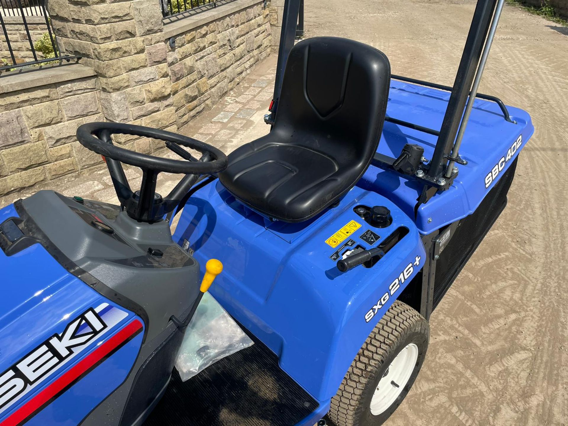 NEW AND UNUSED ISEKI SXG216+ DIESEL RIDE ON MOWER, RUNS DRIVES AND CUTS, HYDROSTATIC *PLUS VAT* - Image 8 of 11