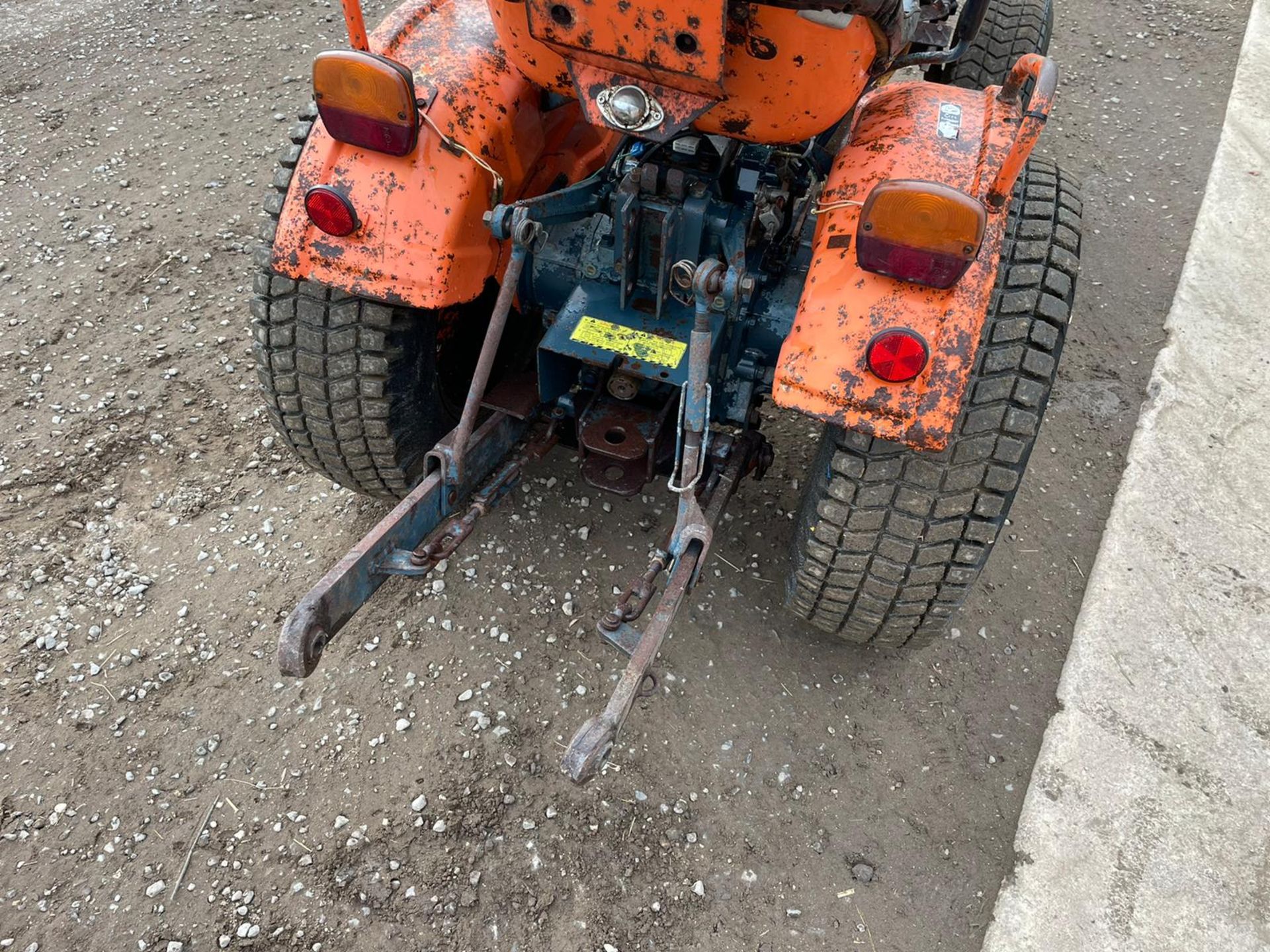 KUBOTA B5100 COMPACT TRACTOR WITH UNDERSLUNG DECK, RUNS DRIVES AND WORKS, GRASS TYRES *PLUS VAT* - Image 9 of 18