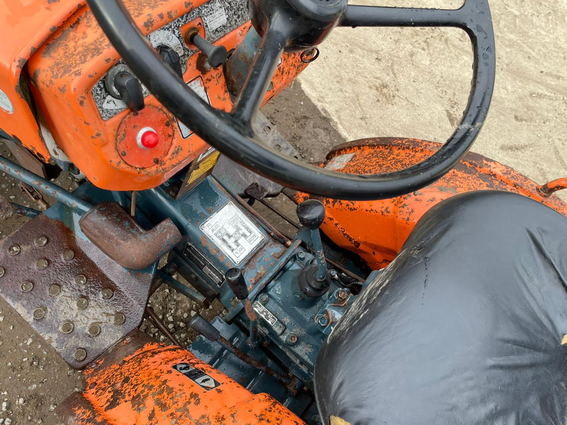 KUBOTA B5100 COMPACT TRACTOR WITH UNDERSLUNG DECK, RUNS DRIVES AND WORKS, GRASS TYRES *PLUS VAT* - Image 13 of 18