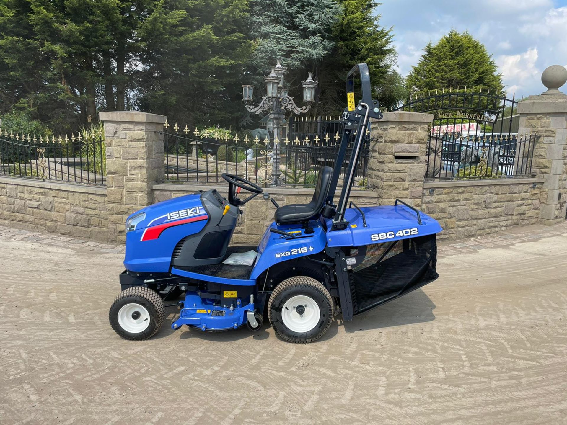 NEW AND UNUSED ISEKI SXG216+ DIESEL RIDE ON MOWER, RUNS DRIVES AND CUTS, HYDROSTATIC *PLUS VAT* - Image 3 of 11