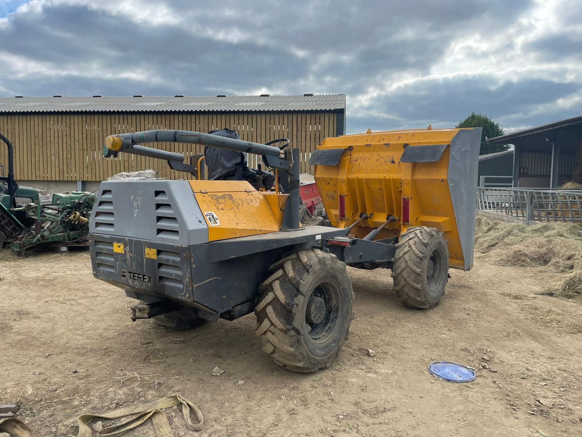 2011 TEREX TA6 6 TON ARTICULATED DUMPER, RUNS DRIVES AND DUMPS, SHOWING 3406 HOURS *PLUS VAT* - Image 3 of 12