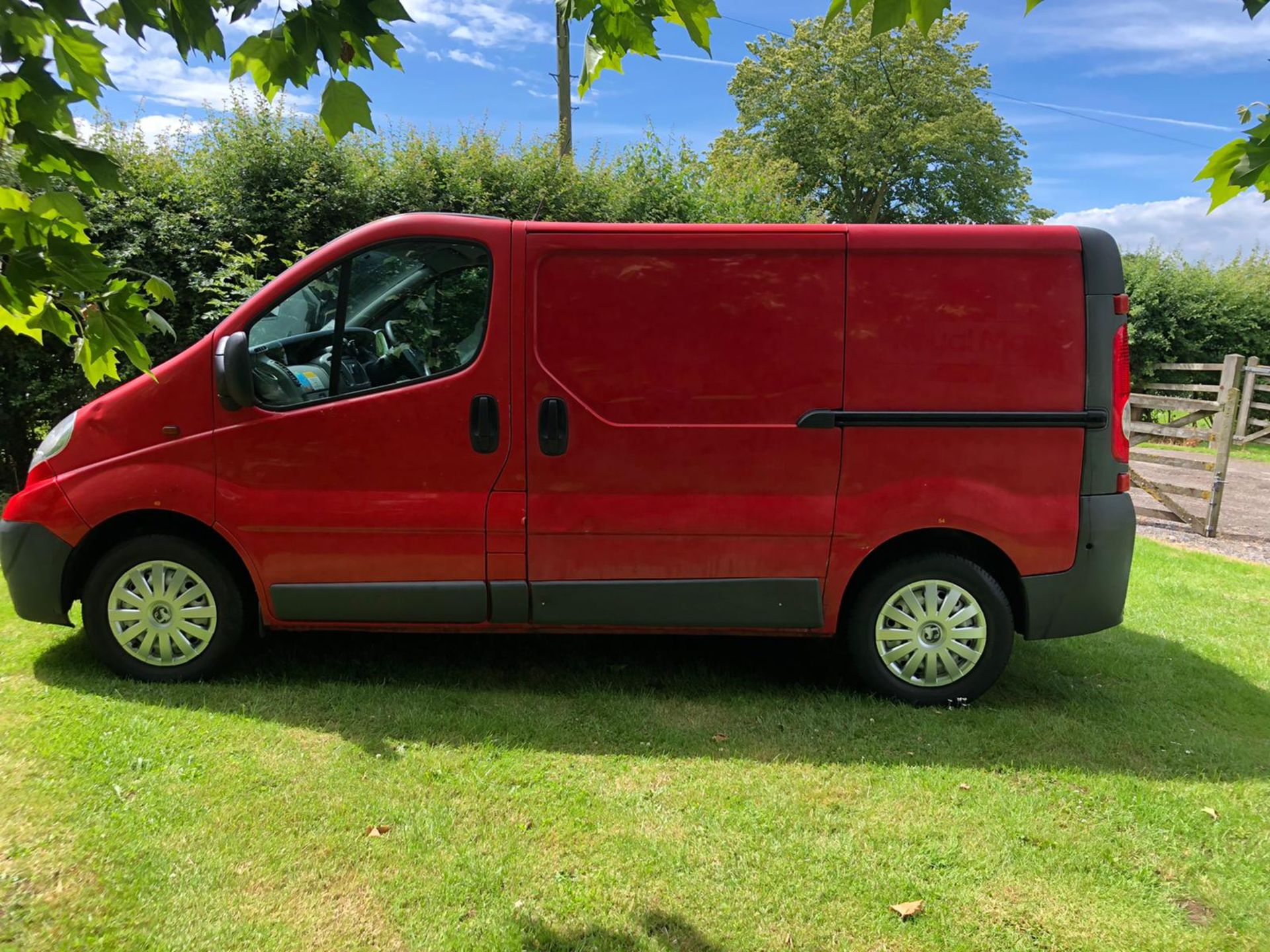 KB - 2009 VAUXHALL VIVARO 2700 CDTI SWB RED PANEL VAN, 2.0 DIESEL ENGINE, 79,026 MILES *PLUS - Image 4 of 14