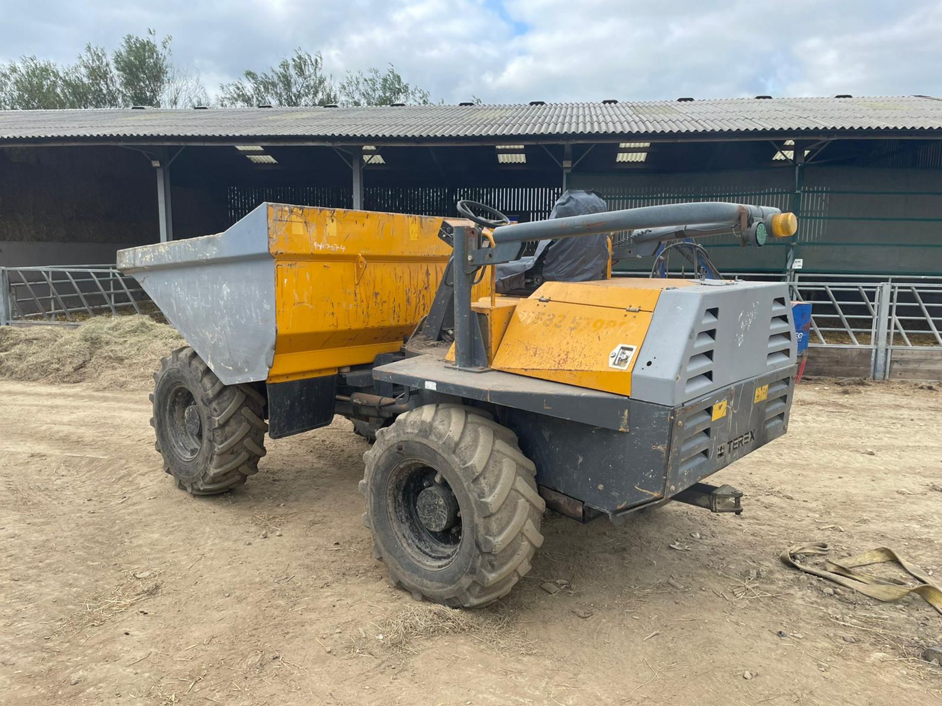 2011 TEREX TA6 6 TON ARTICULATED DUMPER, RUNS DRIVES AND DUMPS, SHOWING 3406 HOURS *PLUS VAT* - Image 2 of 12