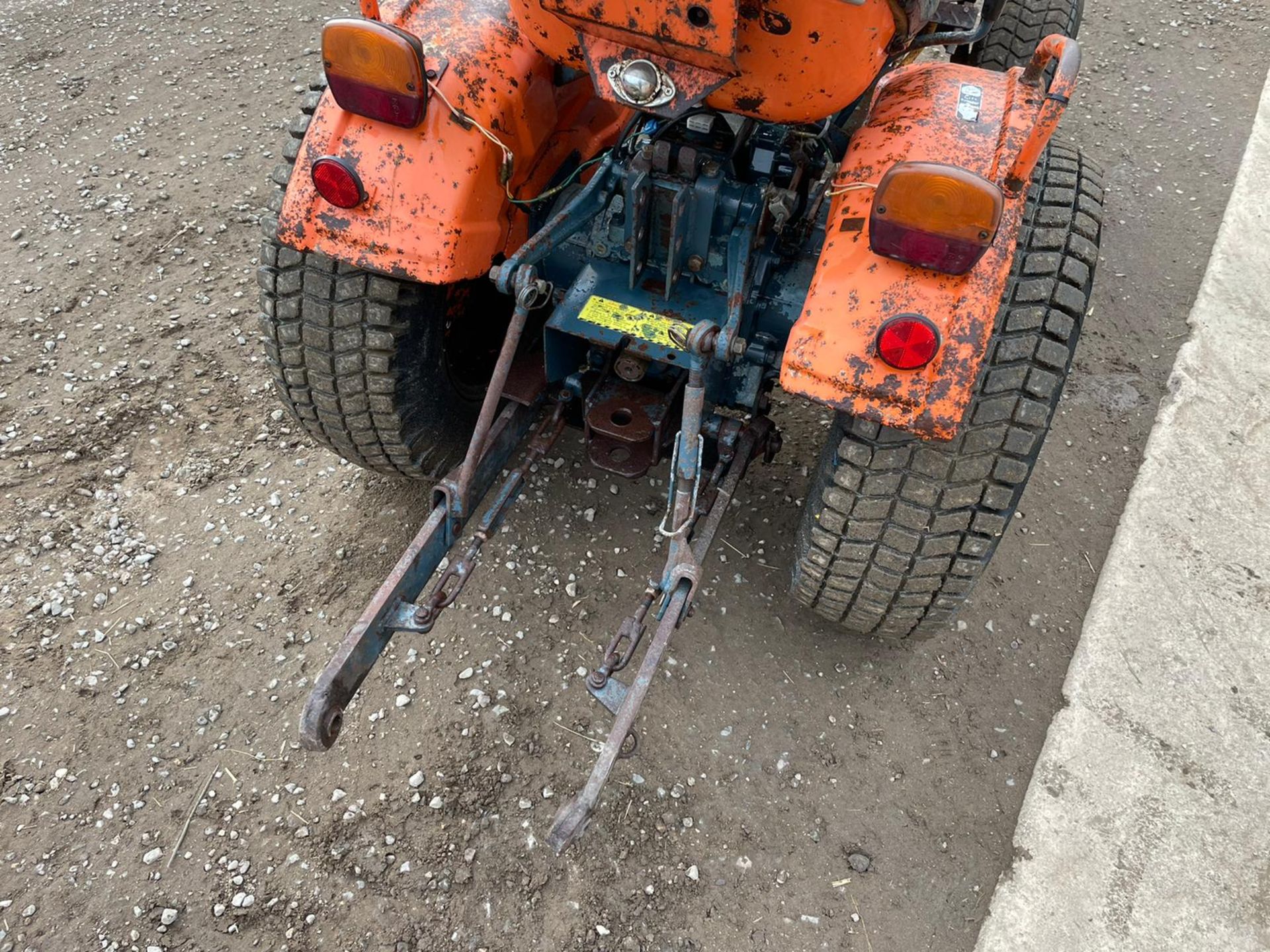 KUBOTA B5100 COMPACT TRACTOR WITH UNDERSLUNG DECK, RUNS DRIVES AND WORKS, GRASS TYRES *PLUS VAT* - Image 10 of 18