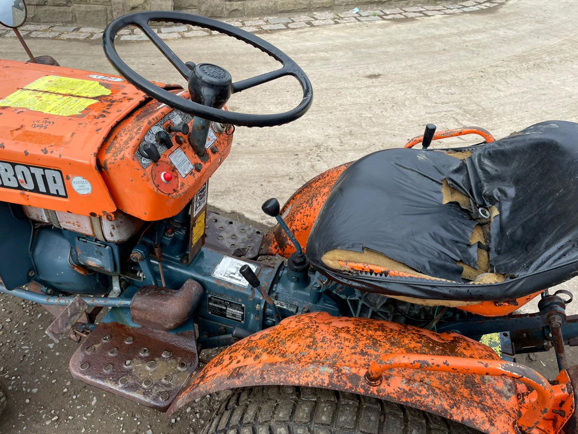 KUBOTA B5100 COMPACT TRACTOR WITH UNDERSLUNG DECK, RUNS DRIVES AND WORKS, GRASS TYRES *PLUS VAT* - Image 12 of 18