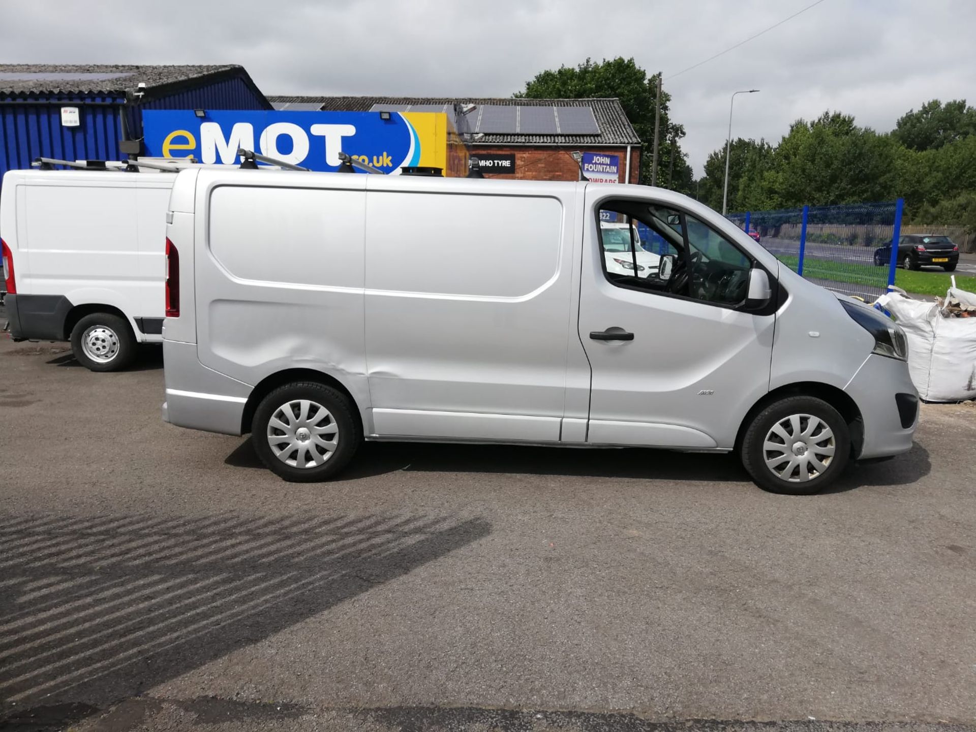 2016 VAUXHALL VIVARO 2900 SPORTIVE CDTI SILVER PANEL VAN, 1.6 DIESEL, 96K MILES WITH FSH *PLUS VAT* - Image 8 of 11