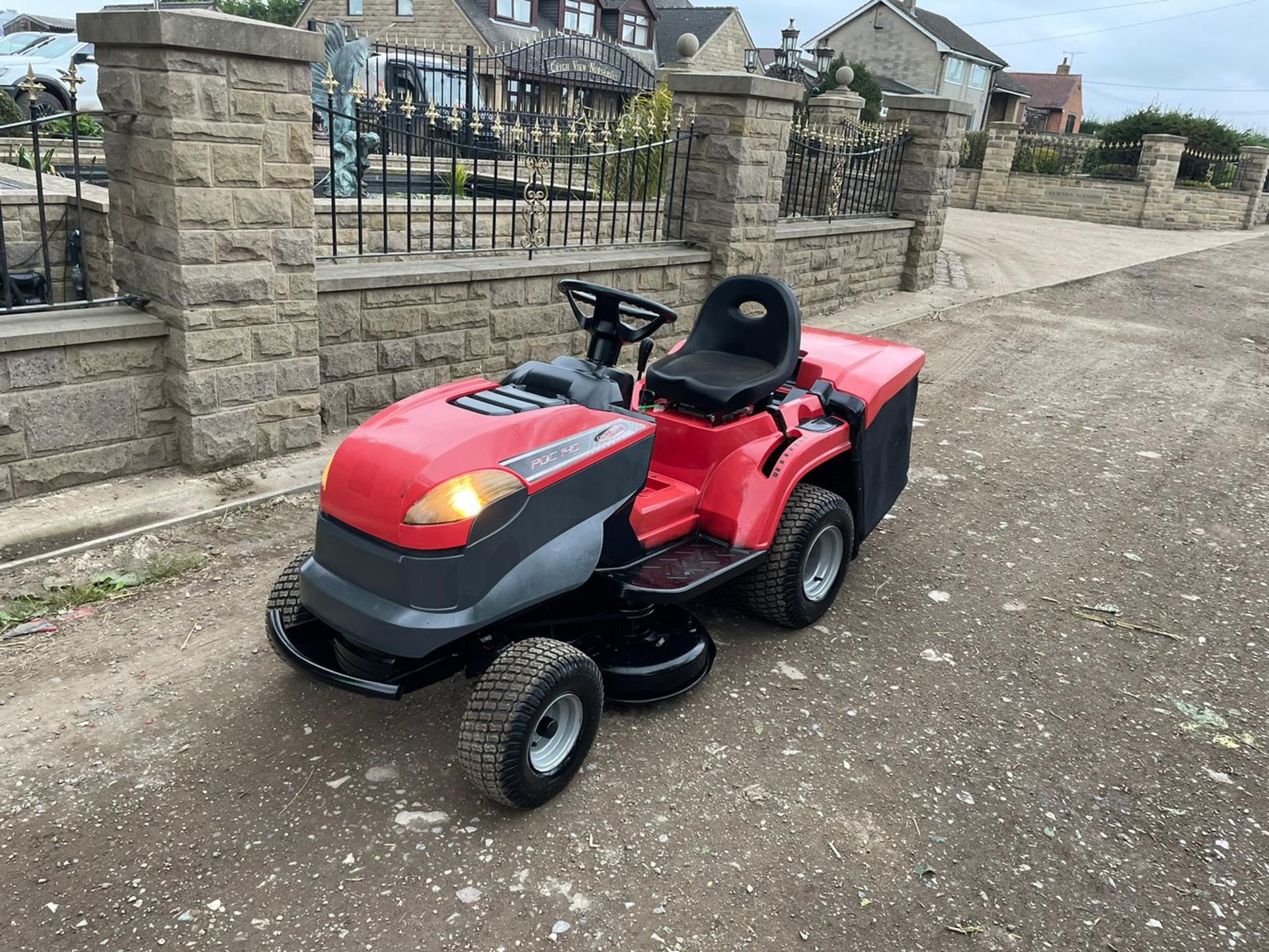 CASTEL GARDEN PDC140 RIDE ON MOWER, RUNS DRIVES CUTS, 13hp BRIGGS AND STRATTON ENGINE *NO VAT* - Image 2 of 11