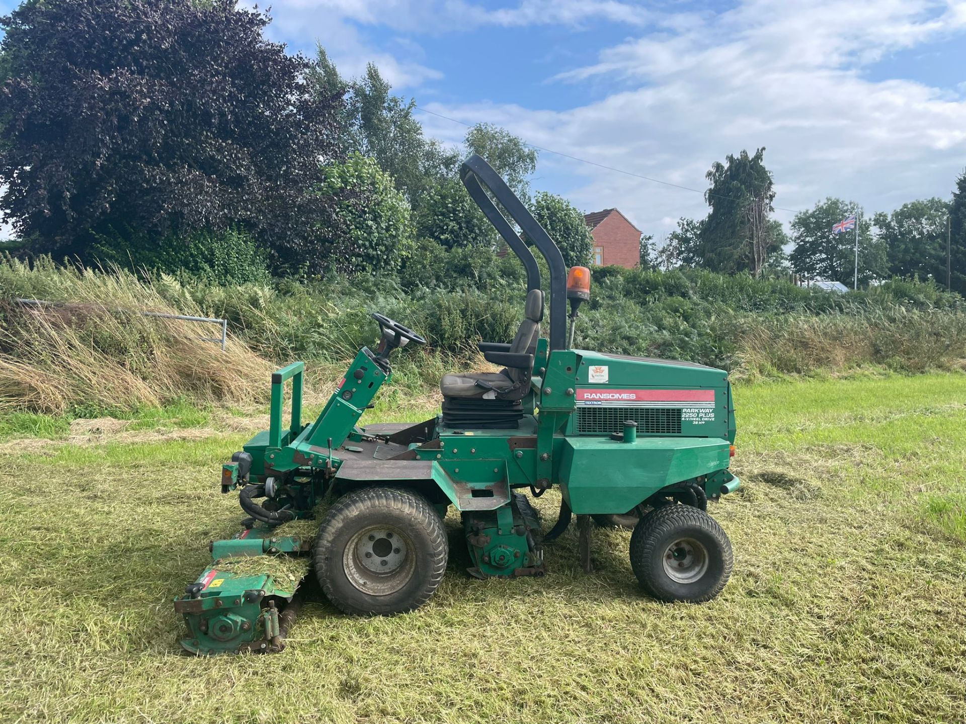 RANSOMES PARKWAY 2250 CYLINDER MOWER, RUNS, WORKS AND CUTS, 4 WHEEL DRIVE *NO VAT* - Image 4 of 6