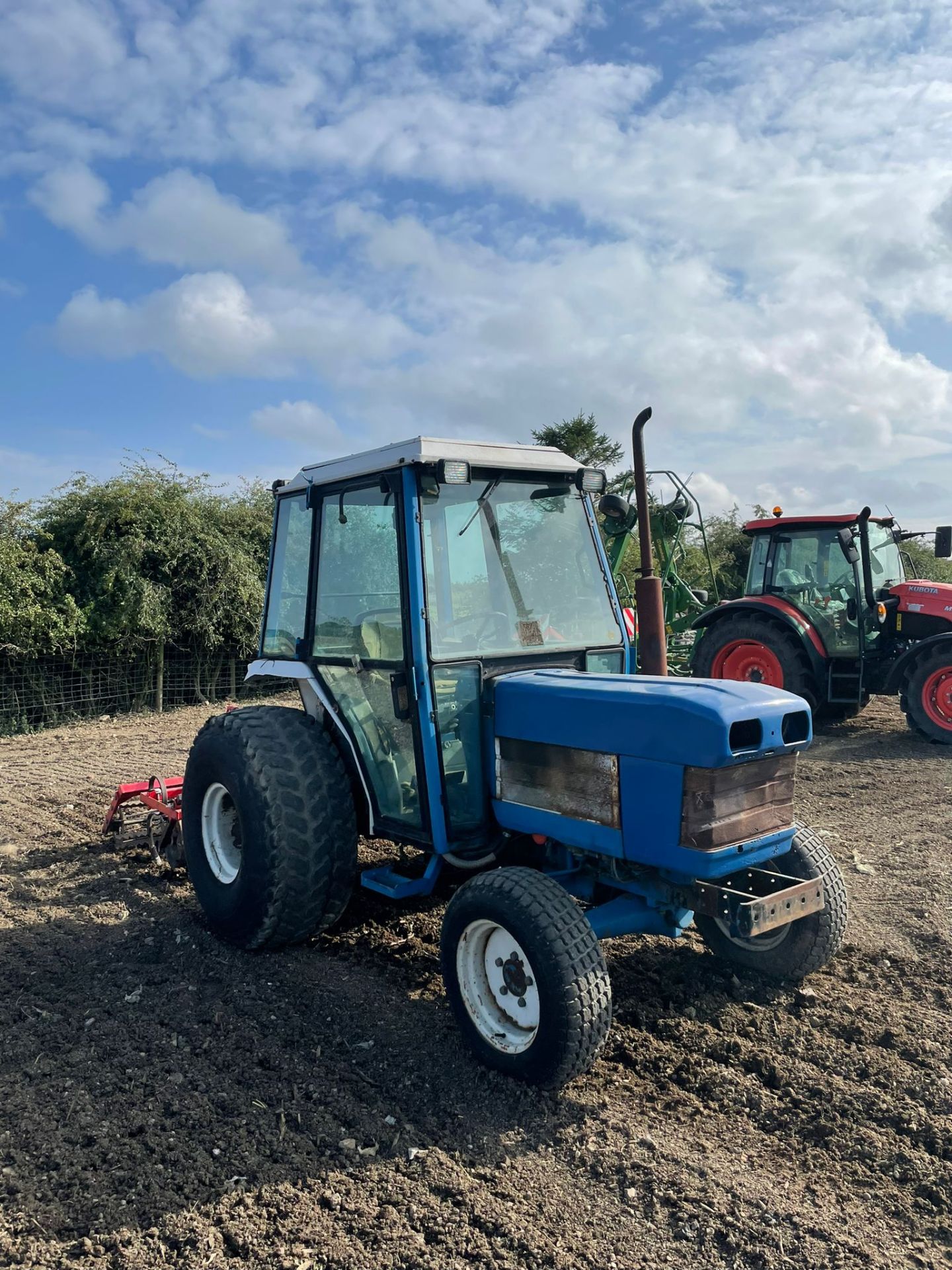 FORD 2120 TRACTOR WITH CULTIVATOR, 4 WHEEL DRIVE, STILL IN USE, RUNS AND WORKS *NO VAT* - Image 2 of 6