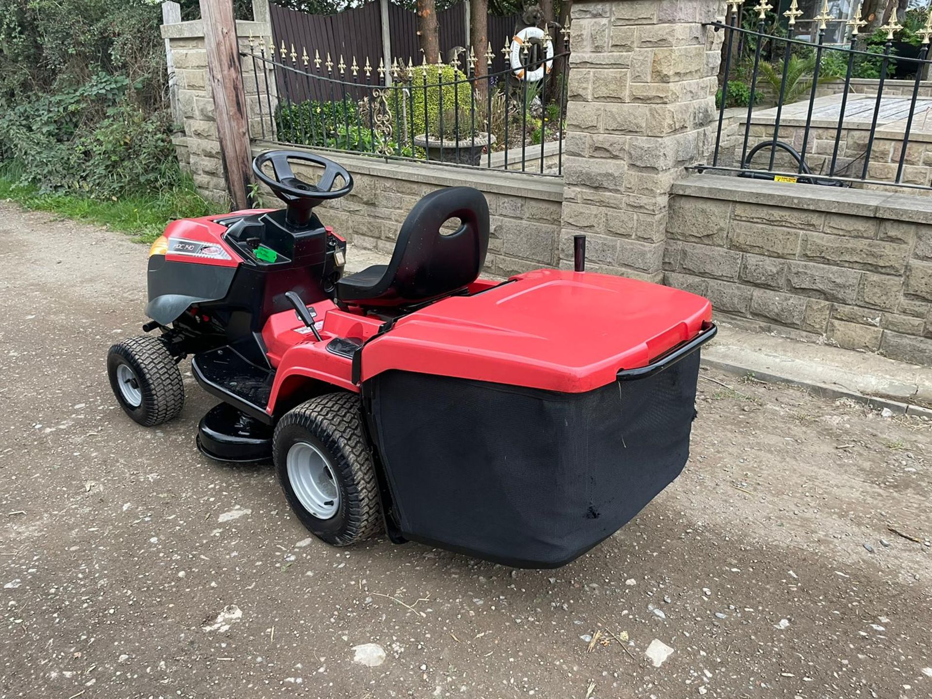 CASTEL GARDEN PDC140 RIDE ON MOWER, RUNS DRIVES CUTS, 13hp BRIGGS AND STRATTON ENGINE *NO VAT* - Image 4 of 11