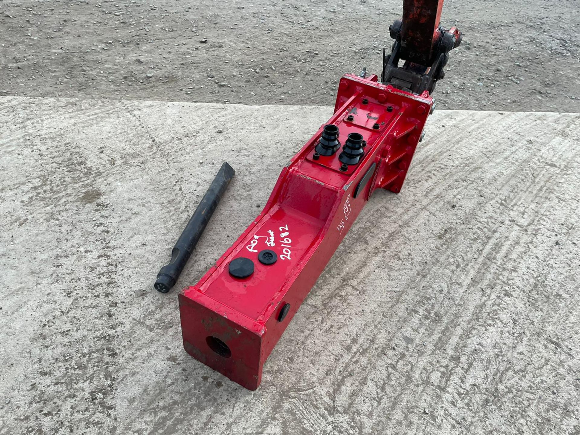 NEW AND UNUSED ES MANUFACTURING ESB00 ROCK BREAKER, CHISEL IS INCLUDED, 30MM PINS *NO VAT* - Image 4 of 5
