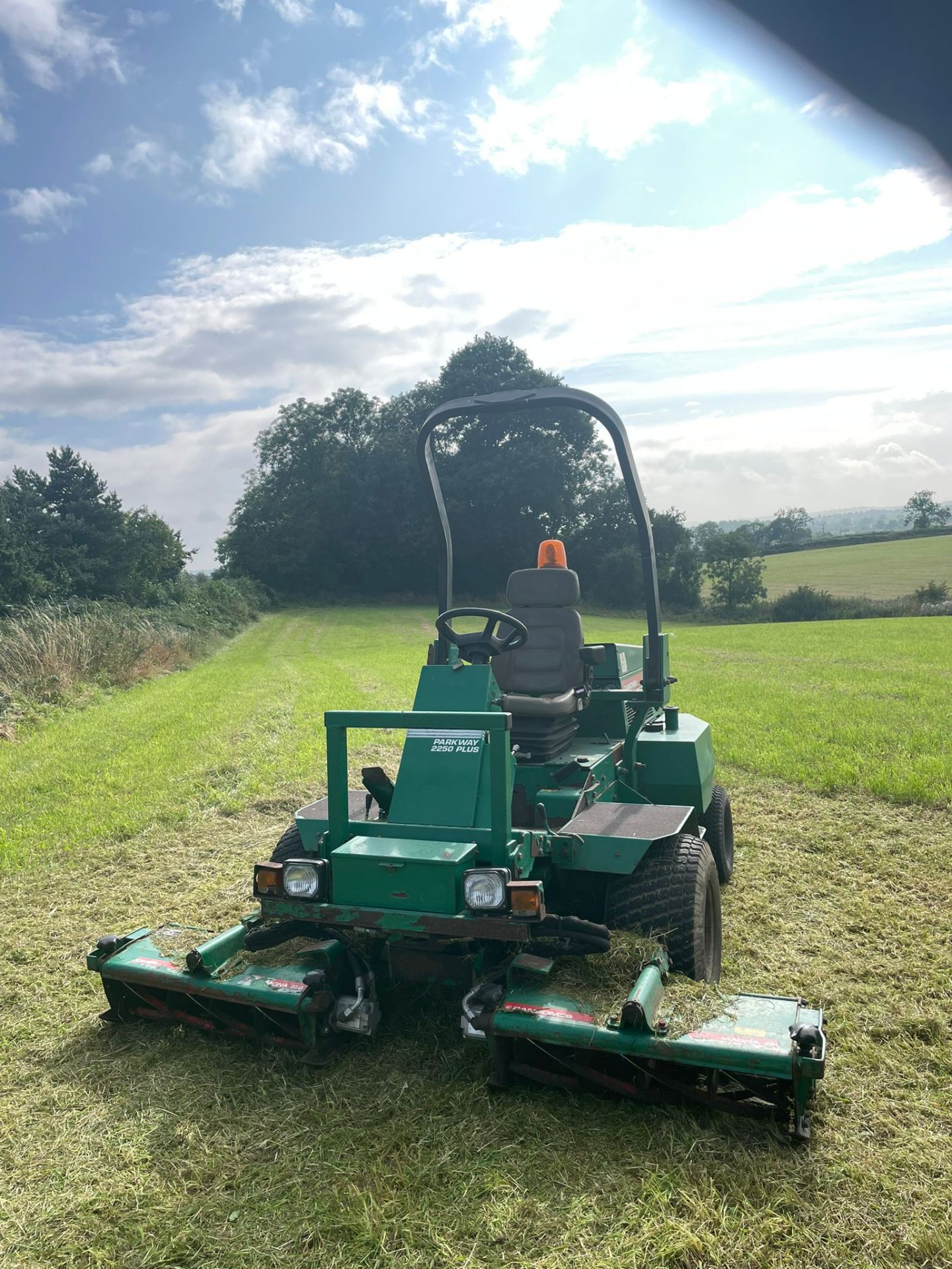 RANSOMES PARKWAY 2250 CYLINDER MOWER, RUNS, WORKS AND CUTS, 4 WHEEL DRIVE *NO VAT* - Image 2 of 6