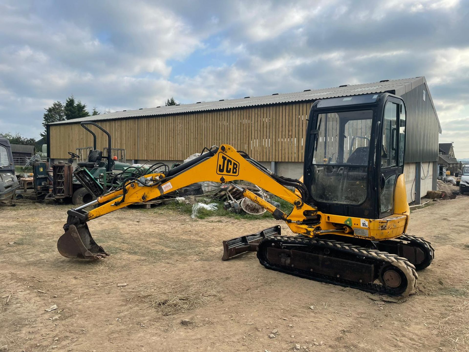 2005 JCB 8027 ZTS MINI DIGGER, RUNS DRIVES AND DIGS, SHOWING A LOW 268 HOURS, FULLY GLASS CAB - Image 3 of 24