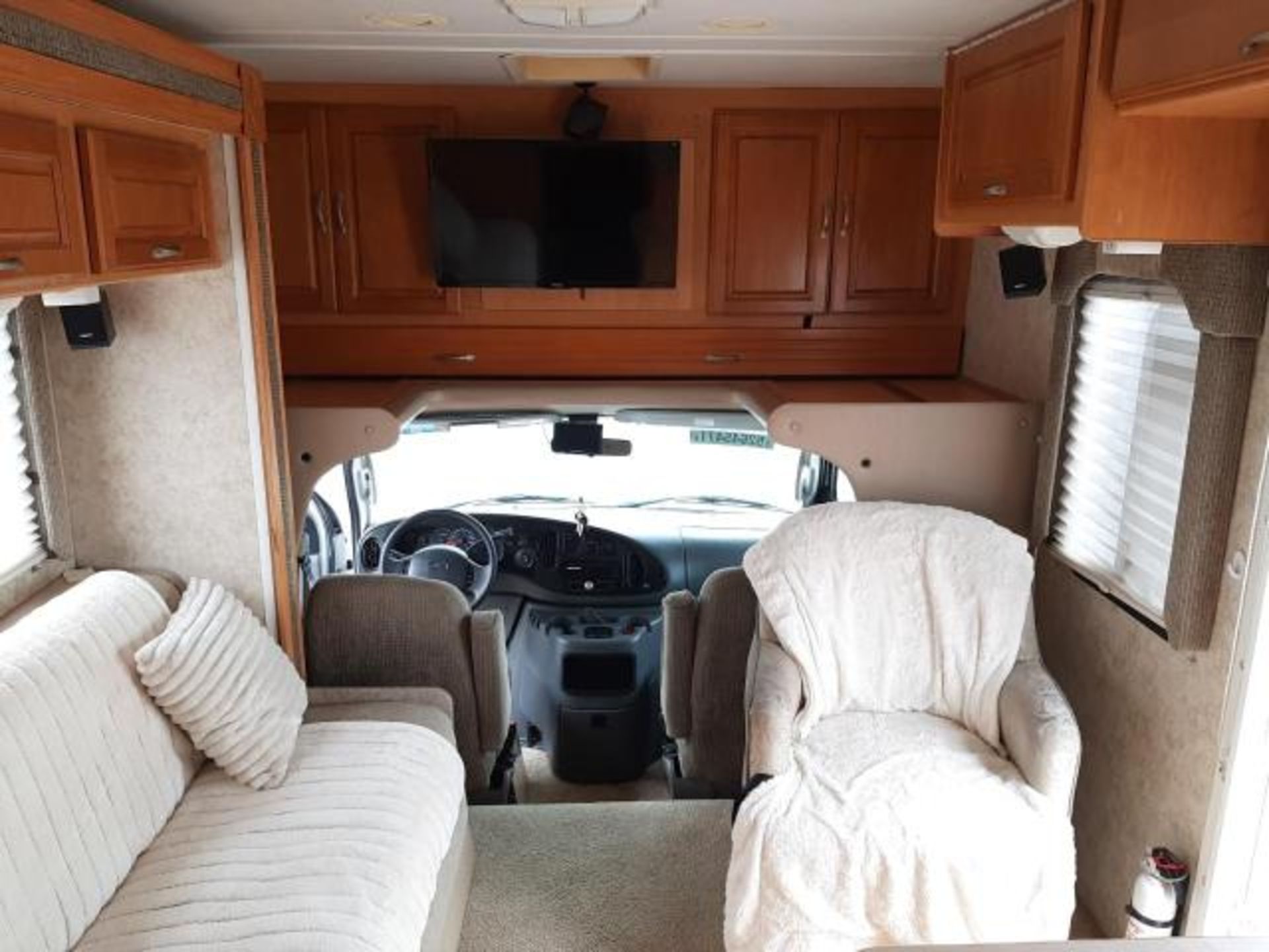 FORD E450 FOURWINDS RV 7 BERTH LHD MOTORHOME, VERY LOW MILEAGE 34,453 MILES *NO VAT* - Image 7 of 13