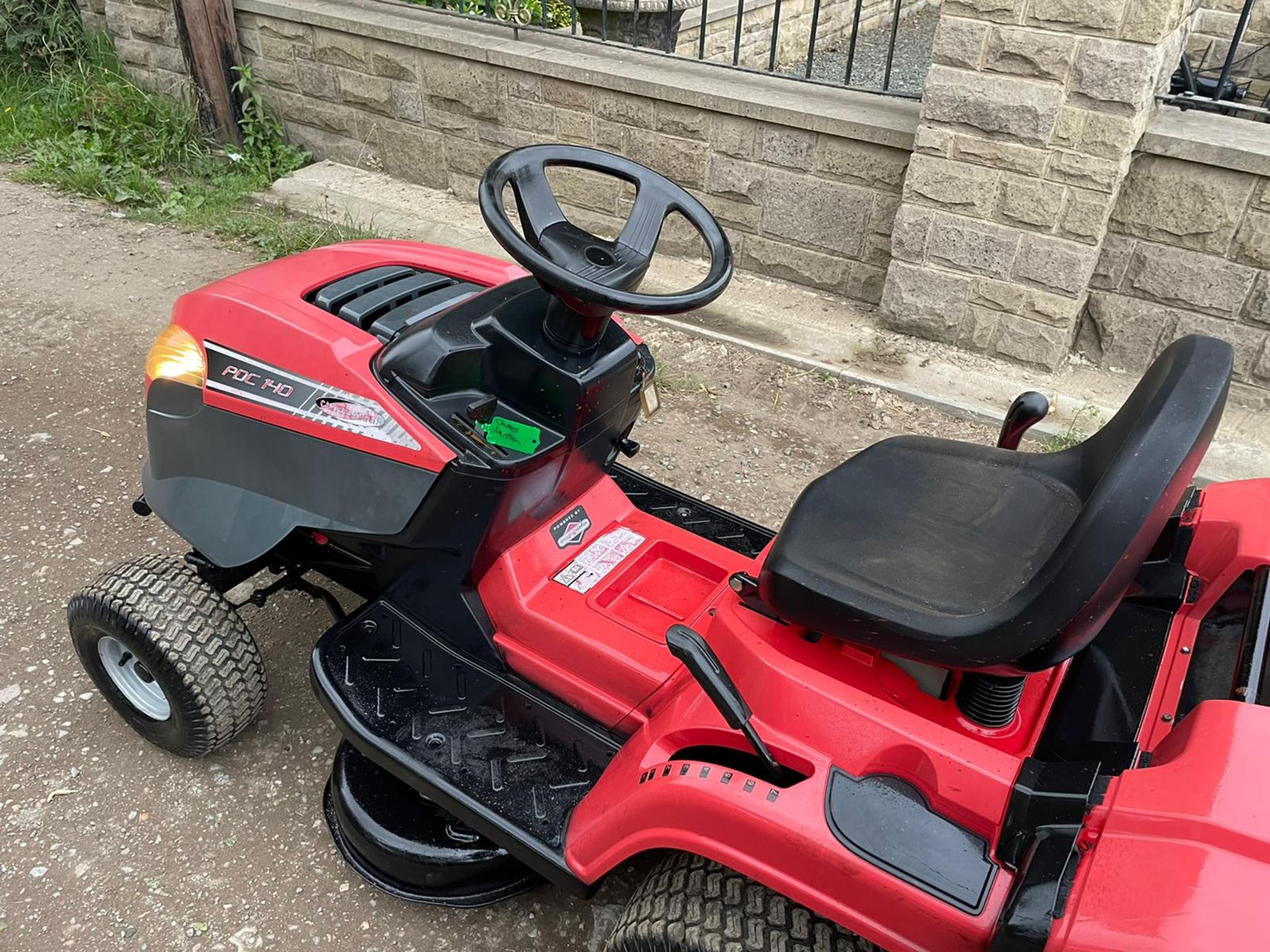 CASTEL GARDEN PDC140 RIDE ON MOWER, RUNS DRIVES CUTS, 13hp BRIGGS AND STRATTON ENGINE *NO VAT* - Image 8 of 11