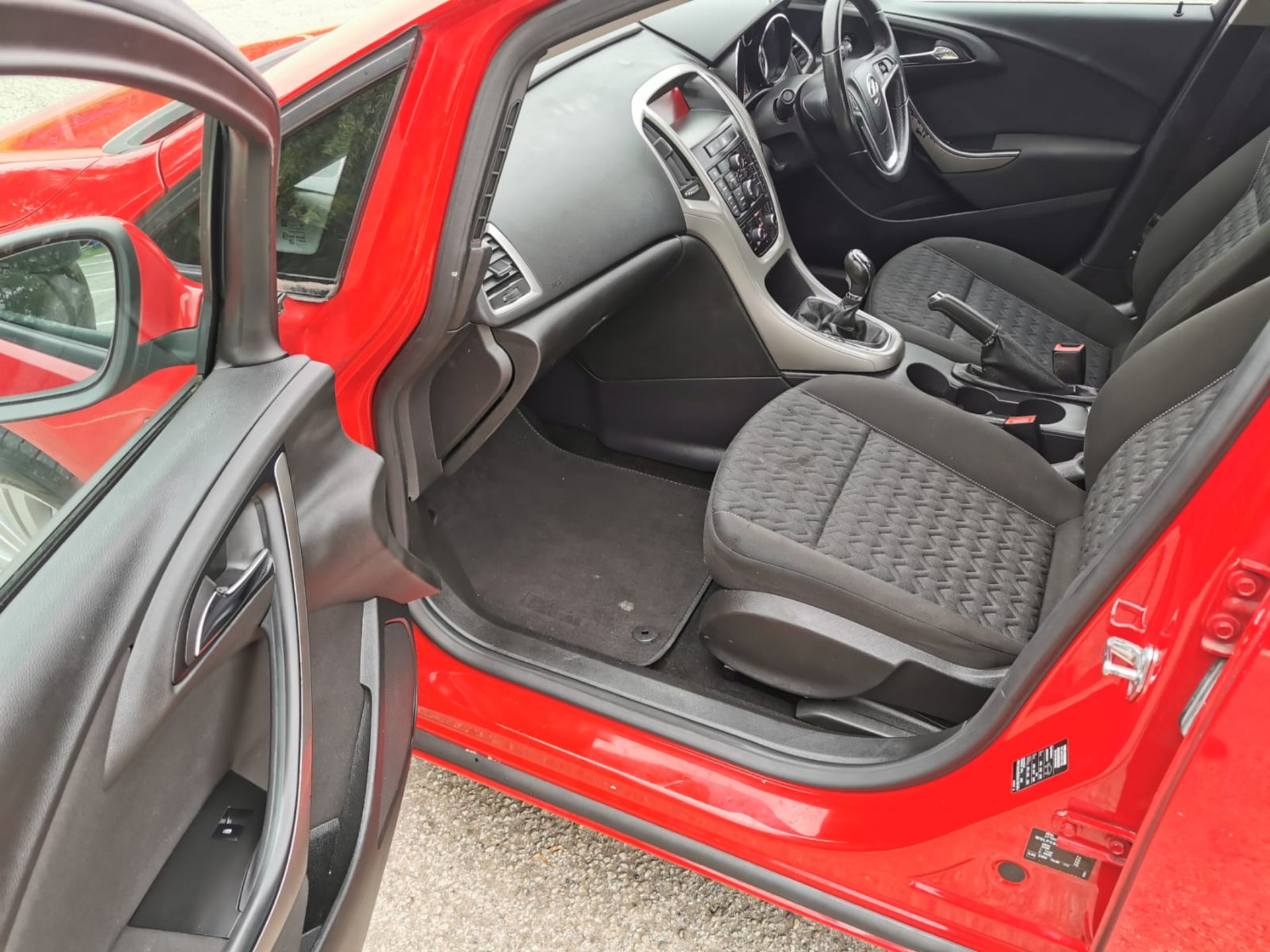 2013 VAUXHALL ASTRA ENERGY CDTI RED HATCHBACK, 1.7 DIESEL, SHOWING 2 PREVIOUS KEEPERS - Image 14 of 18