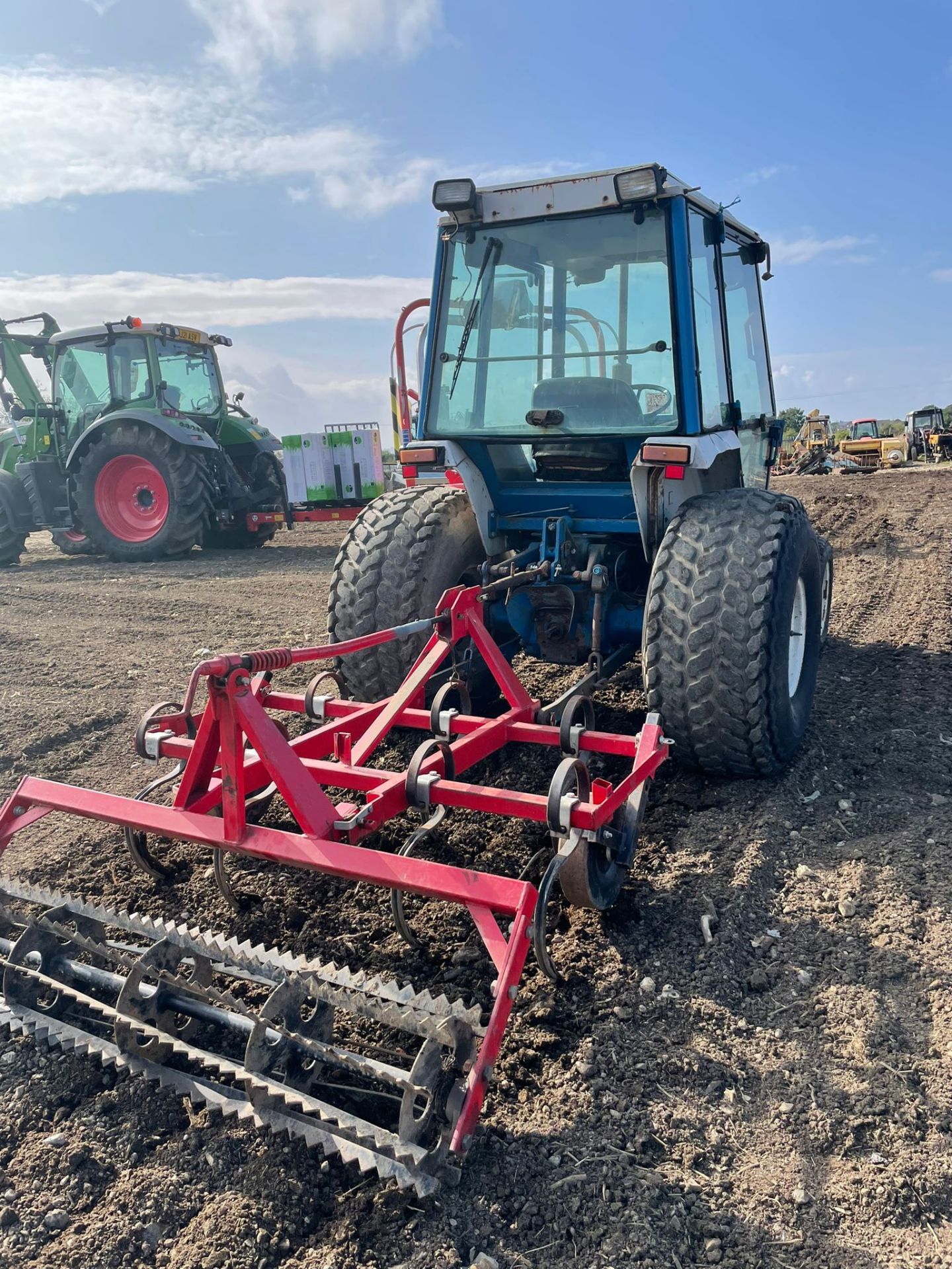 FORD 2120 TRACTOR WITH CULTIVATOR, 4 WHEEL DRIVE, STILL IN USE, RUNS AND WORKS *NO VAT* - Image 4 of 6