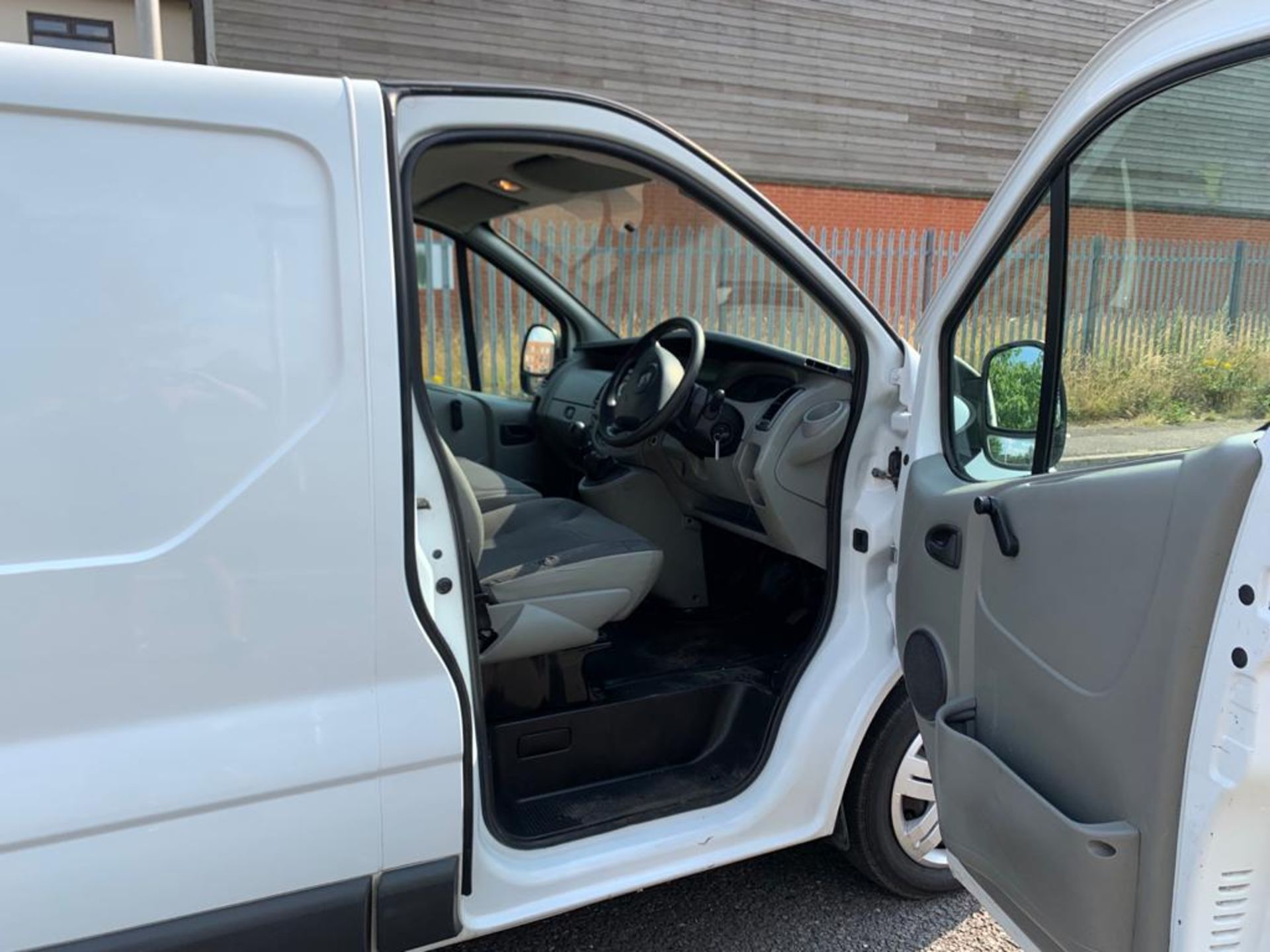 2008/58 REG VAUXHALL VIVARO 2700 CDTI SWB WHITE PANEL VAN, SHOWING 3 FORMER KEEPERS *NO VAT* - Image 9 of 10