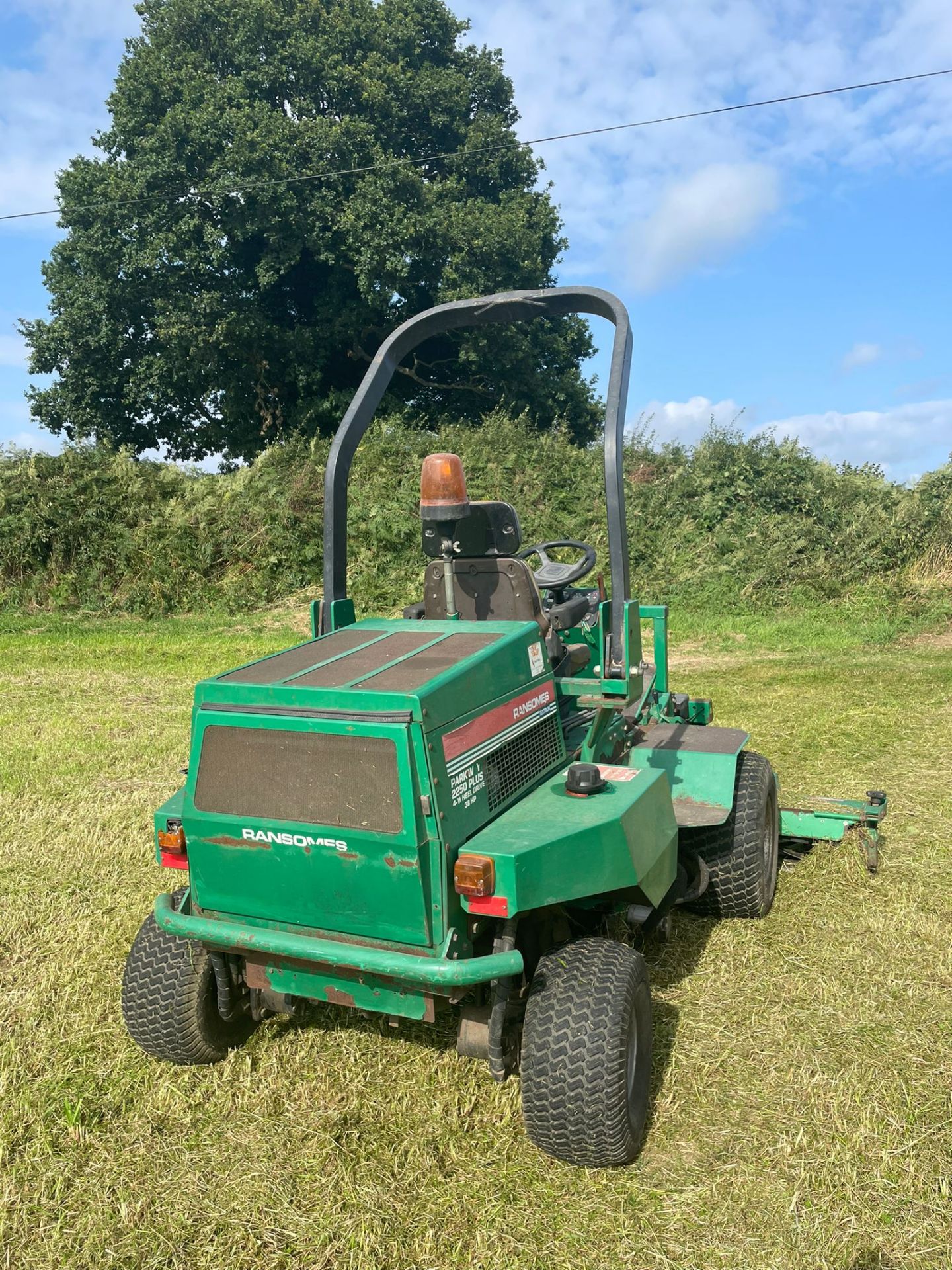 RANSOMES PARKWAY 2250 CYLINDER MOWER, RUNS, WORKS AND CUTS, 4 WHEEL DRIVE *NO VAT* - Image 3 of 6