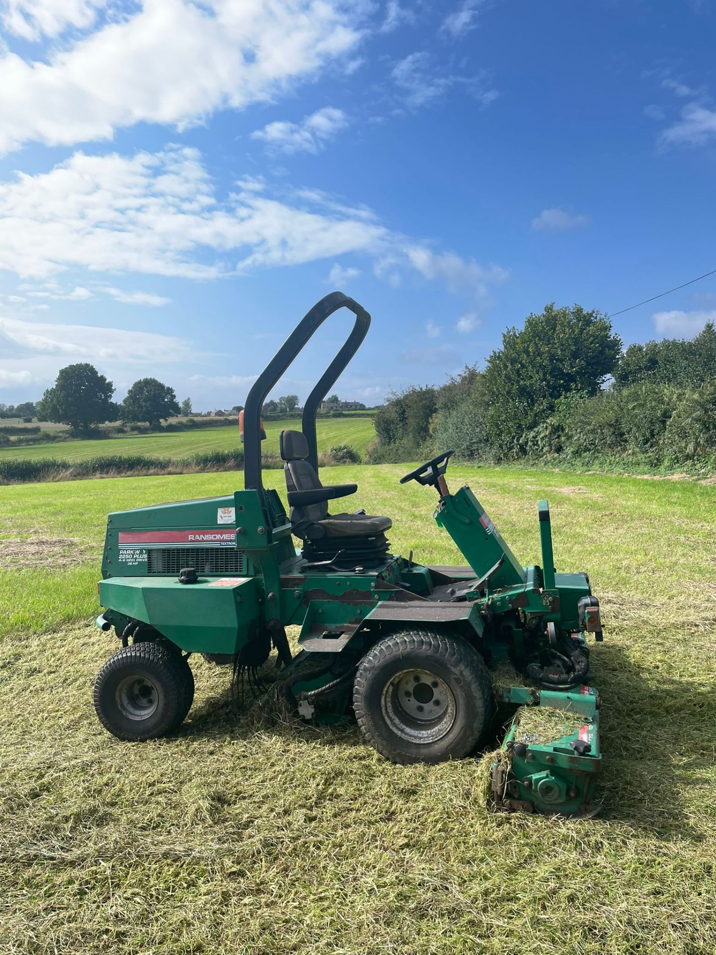 RANSOMES PARKWAY 2250 CYLINDER MOWER, RUNS, WORKS AND CUTS, 4 WHEEL DRIVE *NO VAT* - Image 6 of 6