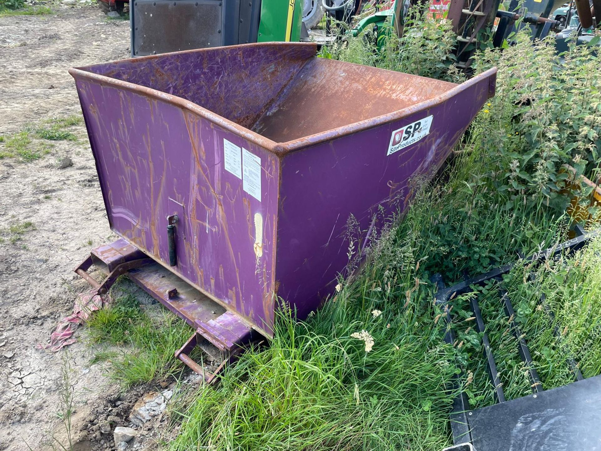 2018 PURPLE TIPPING SKIP, 2000kg RATED CAPACITY, SUITABLE FOR PALLET FORKS *PLUS VAT*