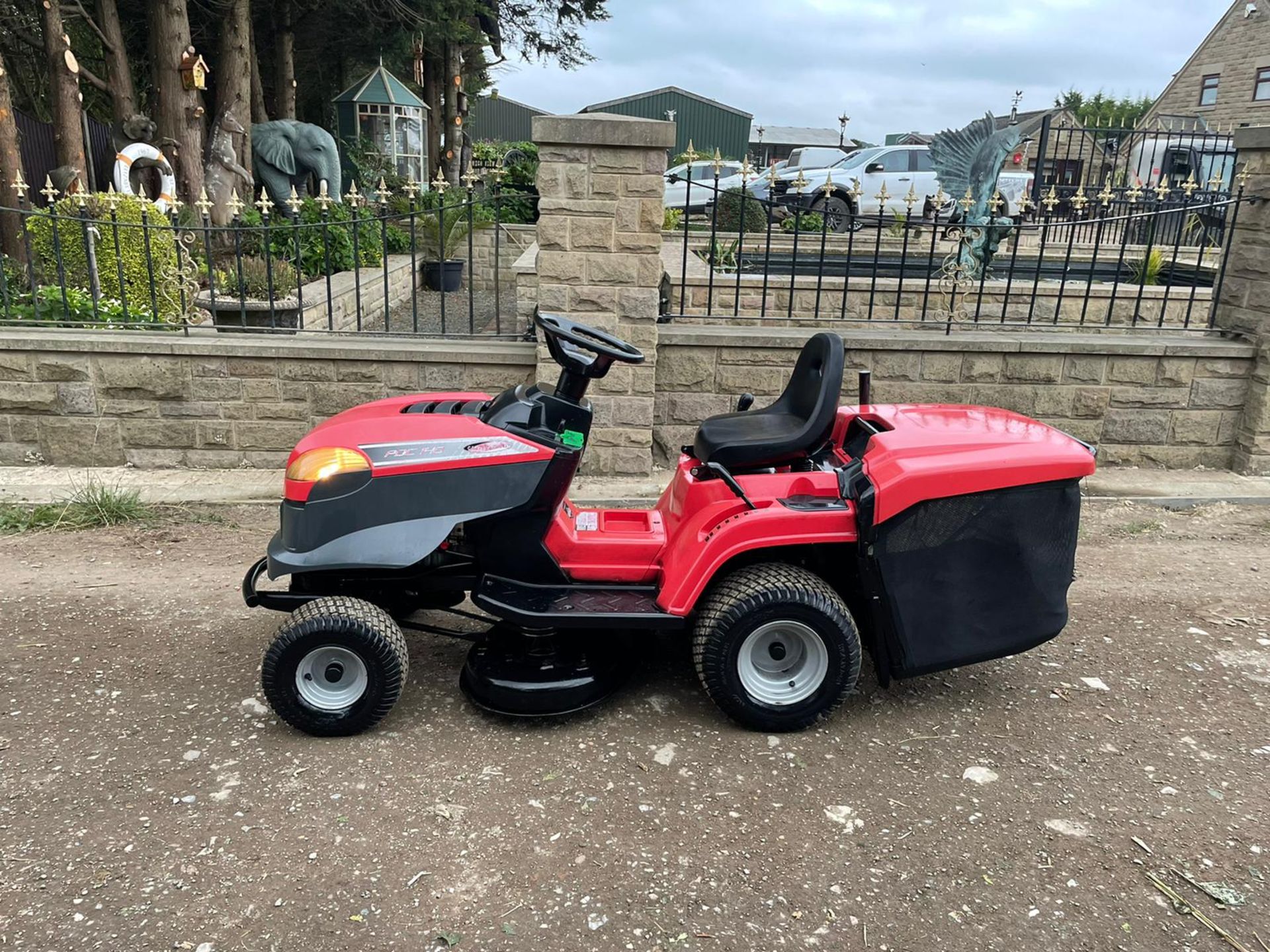 CASTEL GARDEN PDC140 RIDE ON MOWER, RUNS DRIVES CUTS, 13hp BRIGGS AND STRATTON ENGINE *NO VAT* - Image 3 of 11