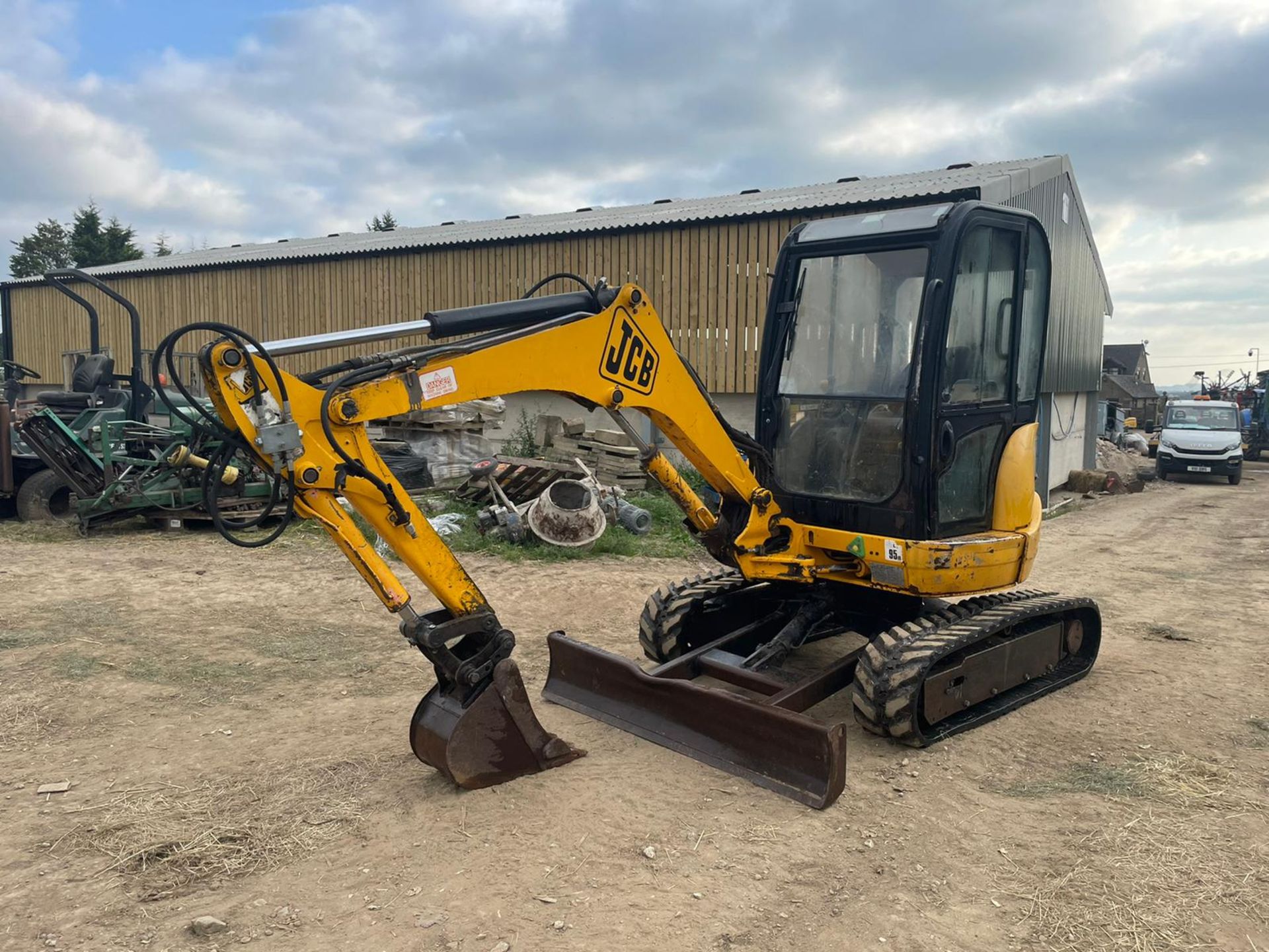 2005 JCB 8027 ZTS MINI DIGGER, RUNS DRIVES AND DIGS, SHOWING A LOW 268 HOURS, FULLY GLASS CAB