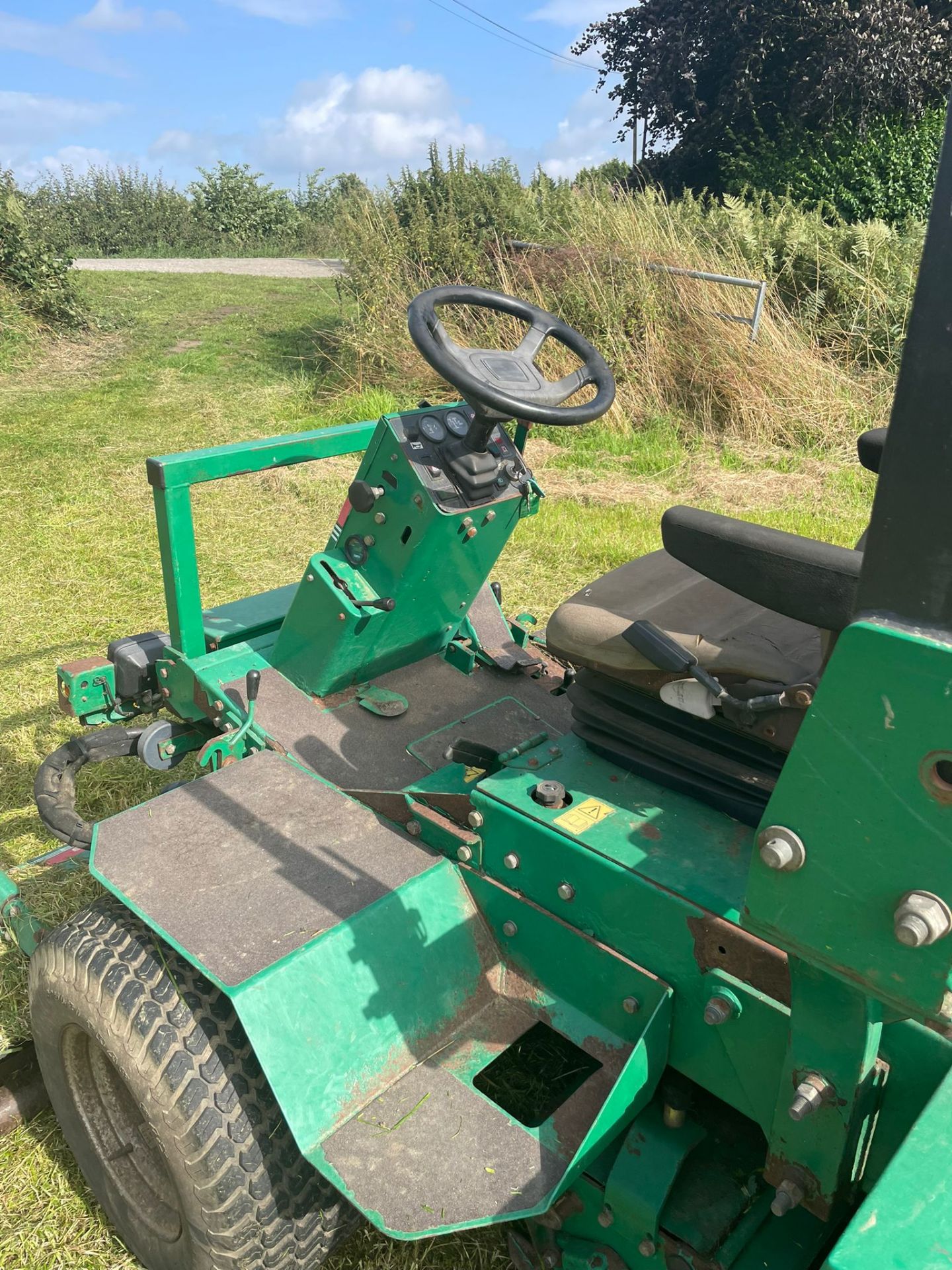 RANSOMES PARKWAY 2250 CYLINDER MOWER, RUNS, WORKS AND CUTS, 4 WHEEL DRIVE *NO VAT* - Image 5 of 6